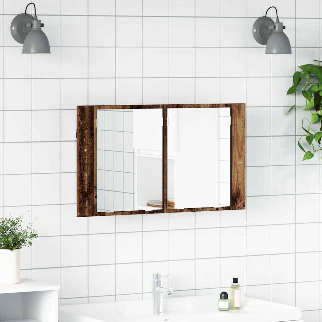 Badezimmerwand mit zwei industriellen Leuchten, einem rechteckigen Spiegel mit Holzrahmen und einem weißen Fliesengrund über einem Waschbecken.