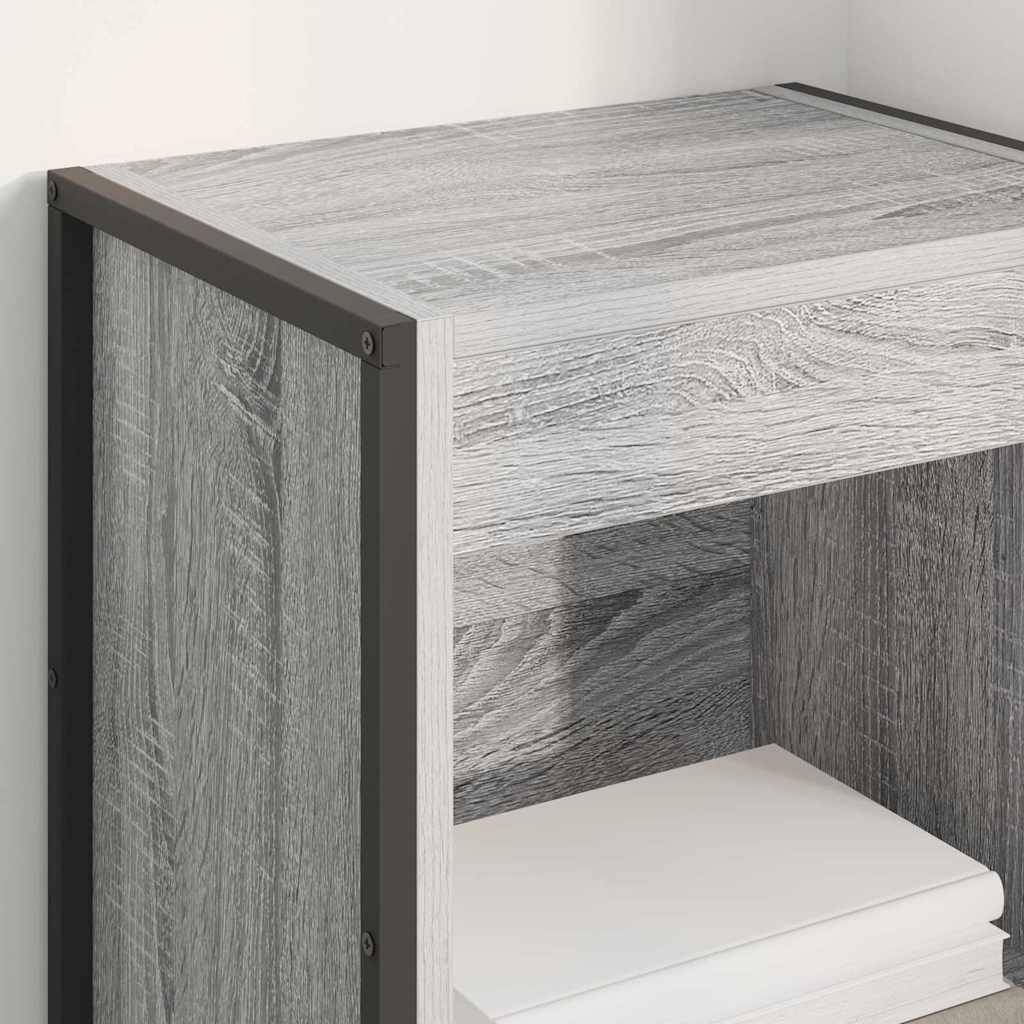 Ein kleiner Holz-Beistelltisch mit einem leeren Regal und einem schwarzen Metallgestell, der in einer hell eingerichteten Raumecke steht.