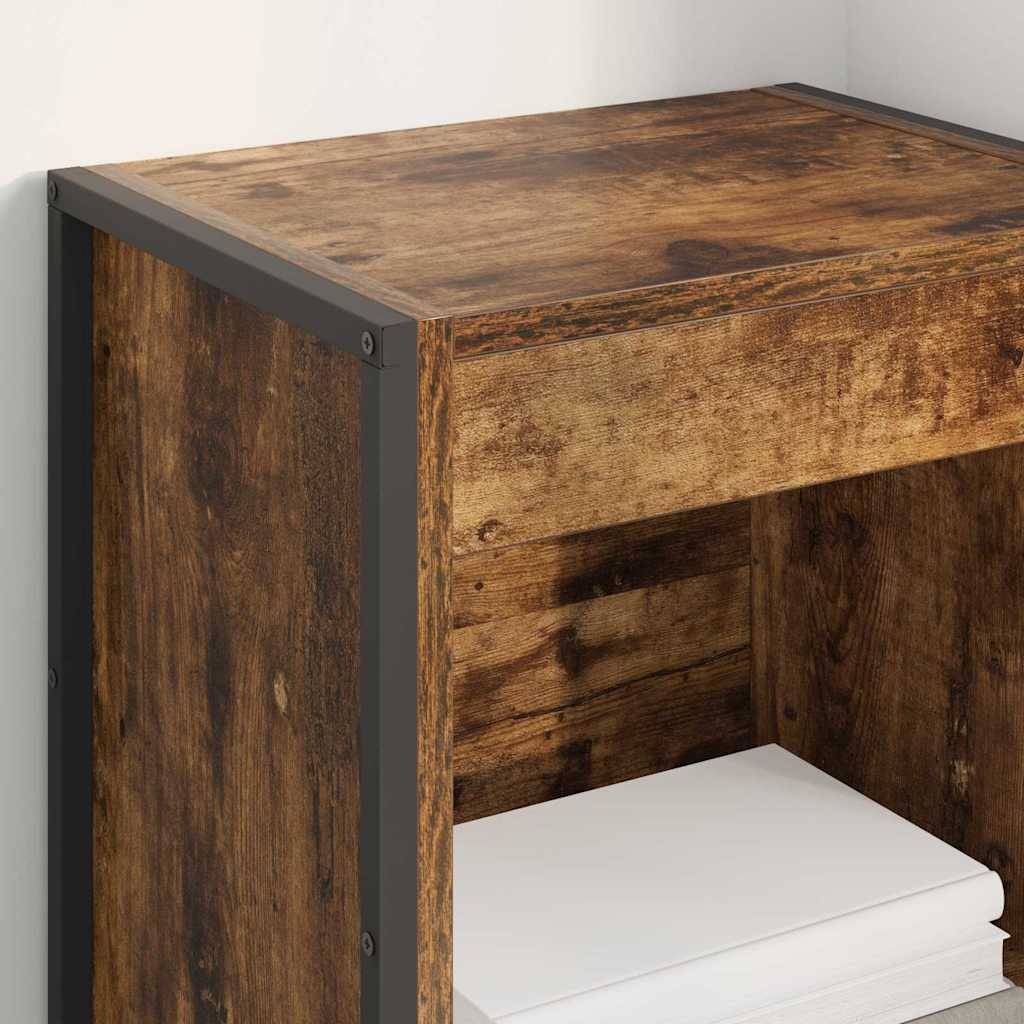Ein Nachttisch aus Holz mit rustikaler Oberfläche, versehen mit Metallecken und drei weißen Aufbewahrungsboxen im Inneren.