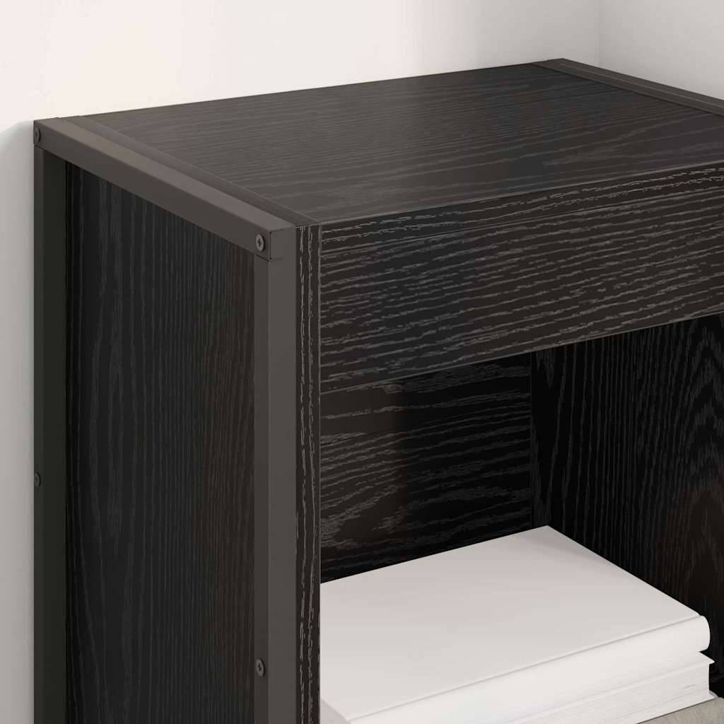 Ein kleines, schwarzes Holzregal mit einem einzigen Regal, auf dem zwei weiße Bücher stehen, in der Ecke eines Zimmers platziert.