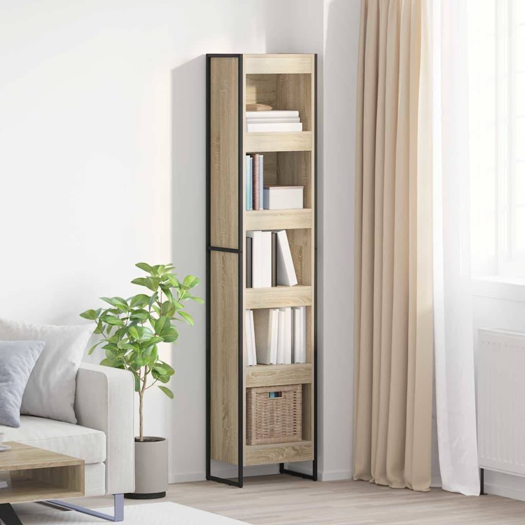 Ein hohes, schmales Holzbücherregal mit mehreren Fächern, das einige Bücher und einen Weidenkorb enthält, steht neben einem Sofa und einem Fenster.