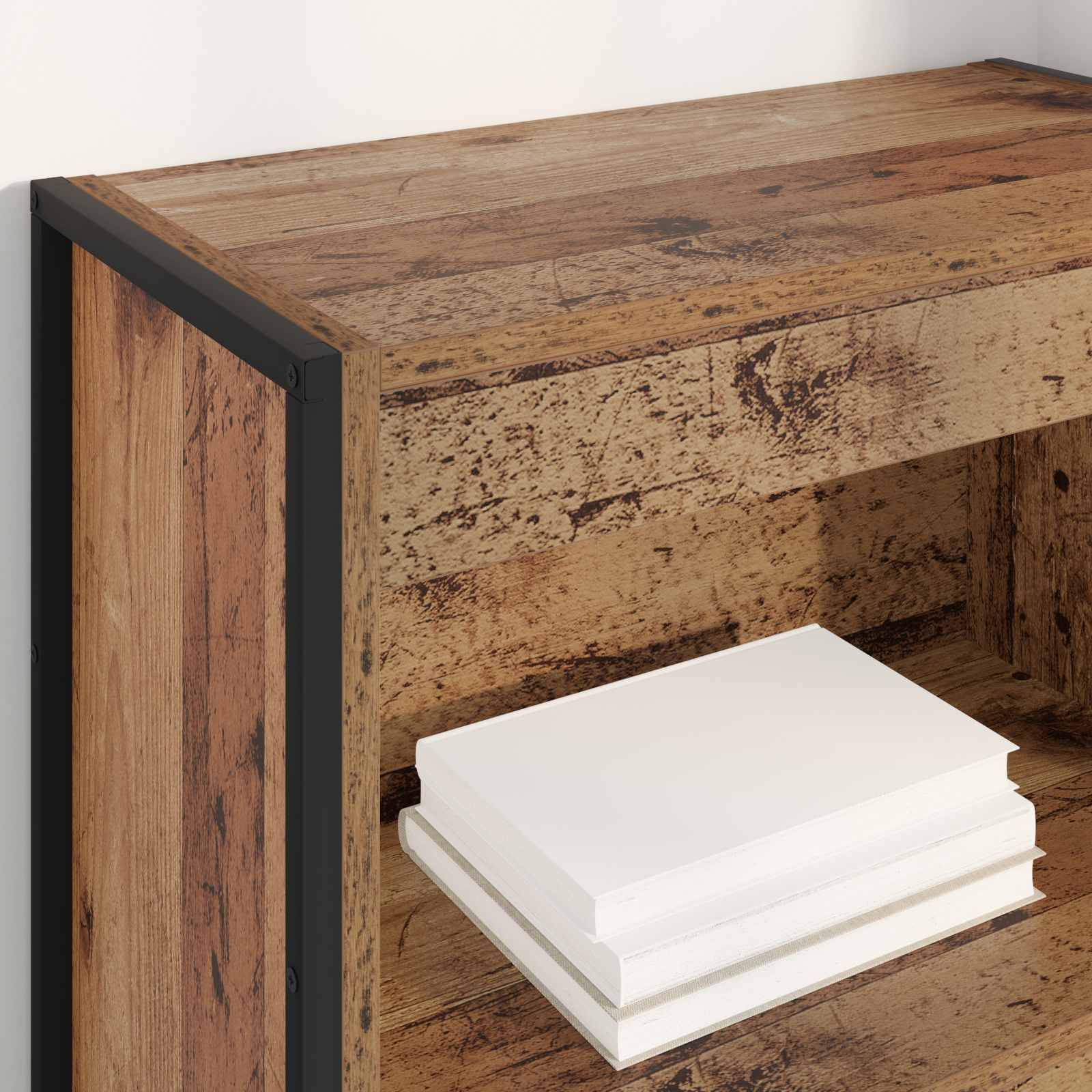 Holzregal an einer weißen Wand mit einem Stapel weißer Bücher auf dem unteren Regalfach, das rustikale und minimalistische Designelemente präsentiert.