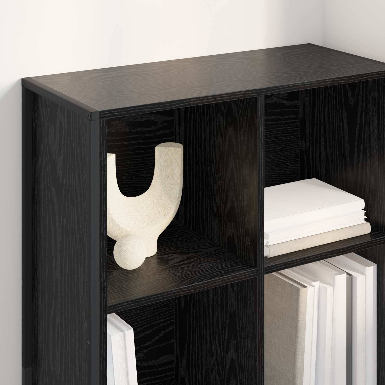 Ein schwarzes Holzregal mit dekorativen Skulpturen und ordentlich angeordneten Büchern in einer Raumecke.