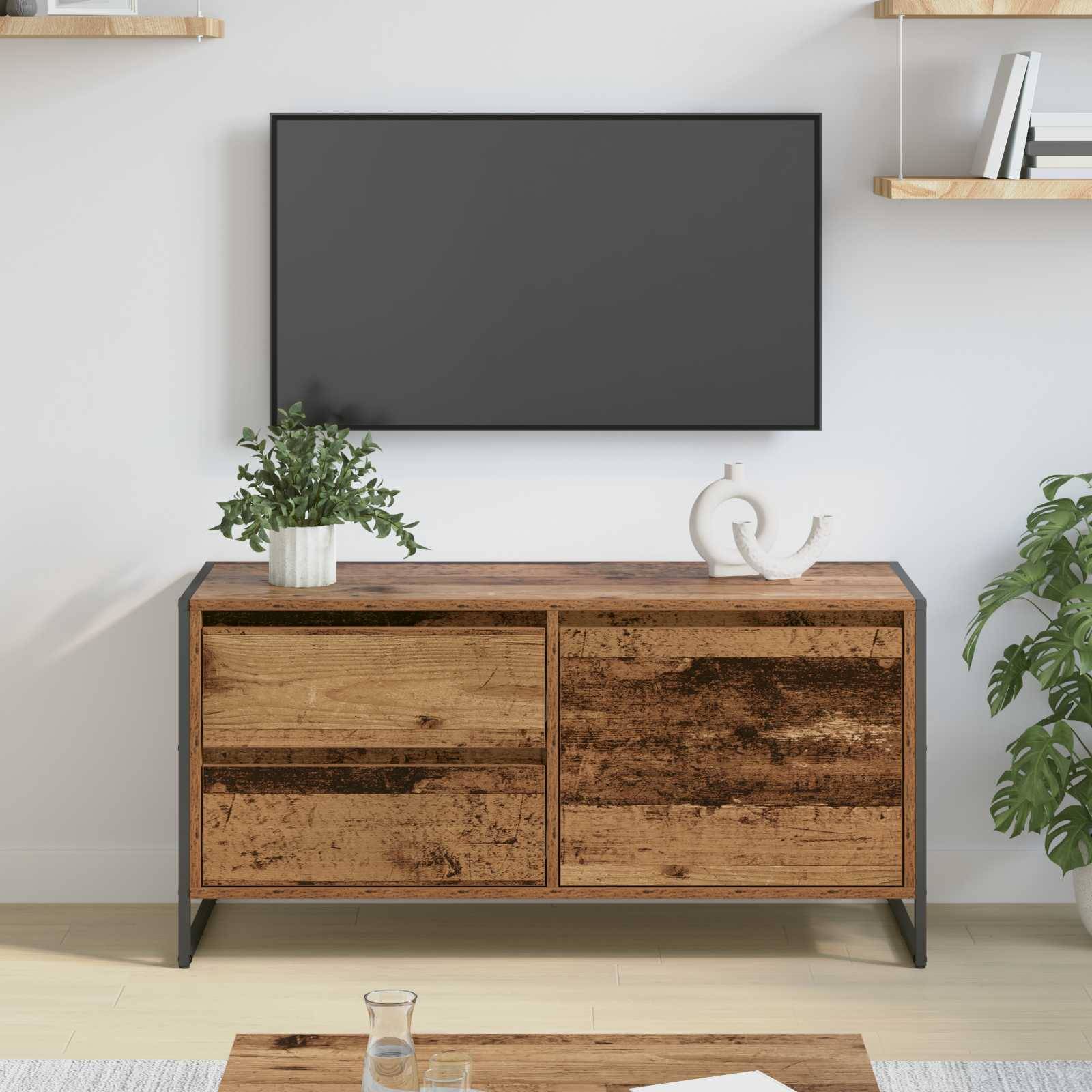 Ein minimalistischer Wohnbereich mit einem Holzschrank, geschmückt mit Pflanzen und Dekorationsgegenständen, und einem großen Flachbild-Fernseher, der darüber an der Wand montiert ist.