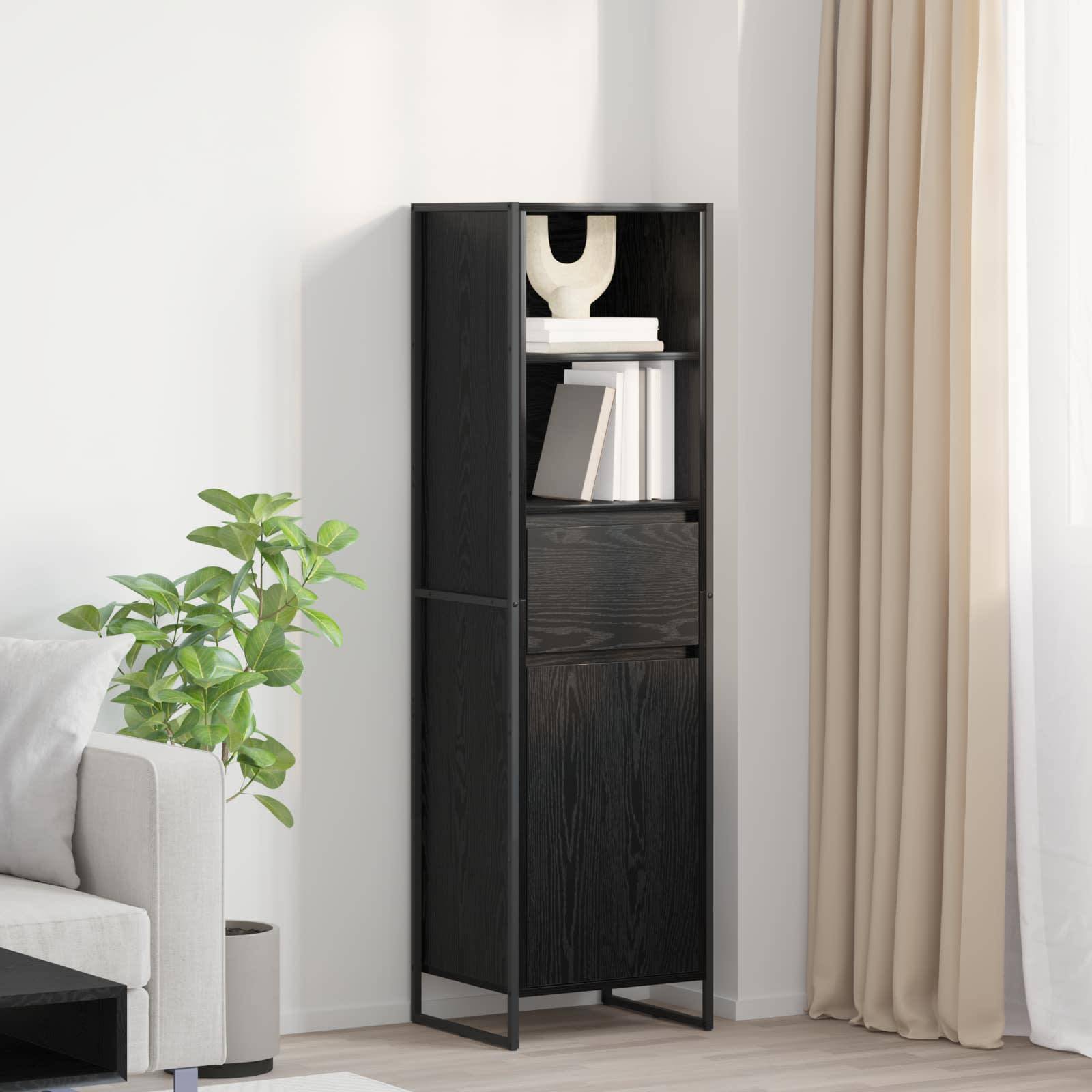 Ein schwarzes Eckregal aus Holz trägt eine weiße Dekorvase und Bücher, platziert neben einem Sofa mit einer grünen Pflanze in der Nähe von beigen Vorhängen.