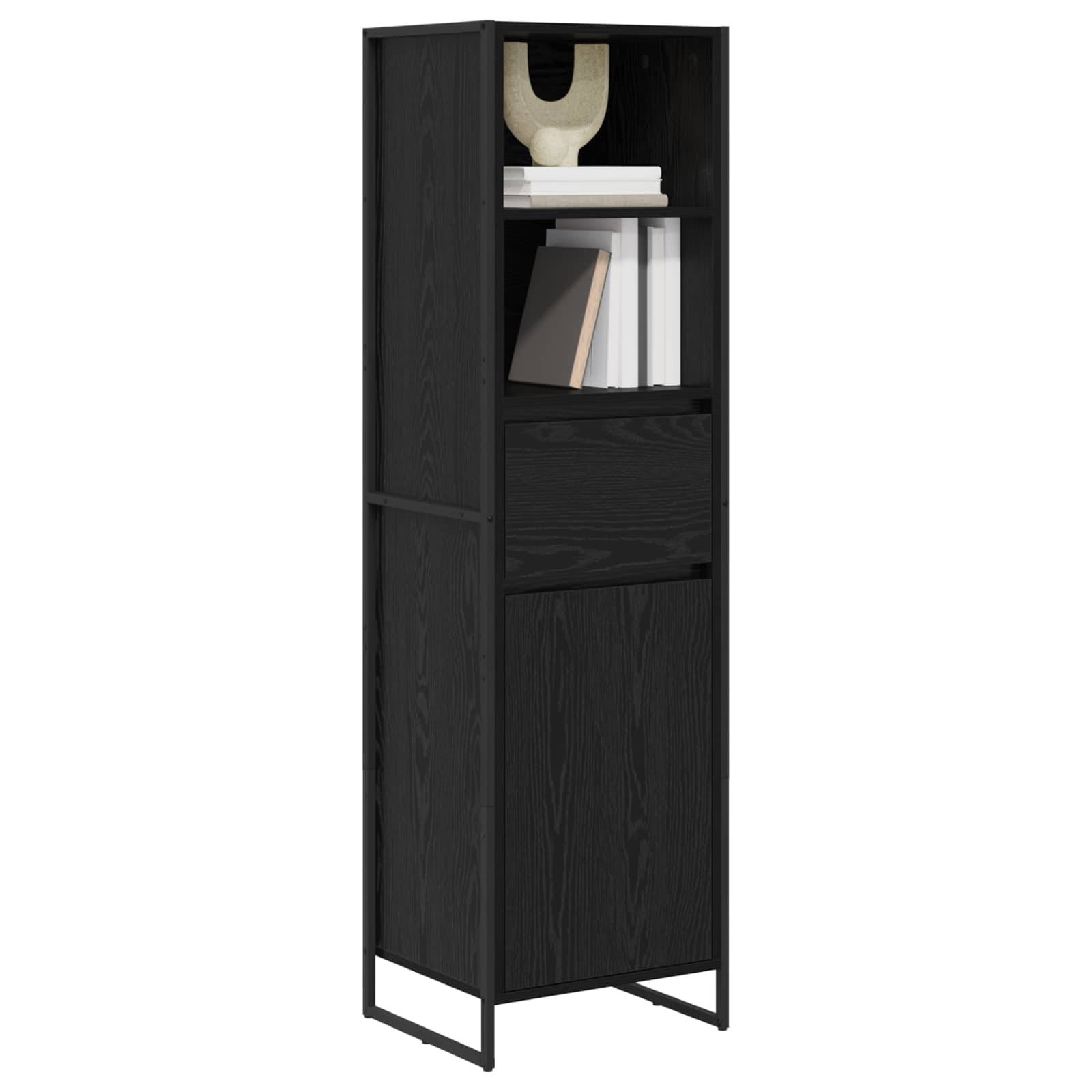 Ein hoher schwarzer Bücherregal mit modernem Design, ausgestattet mit einem dekorativen Gegenstand, mehreren Büchern und einem geschlossenen Schrank am unteren Ende.