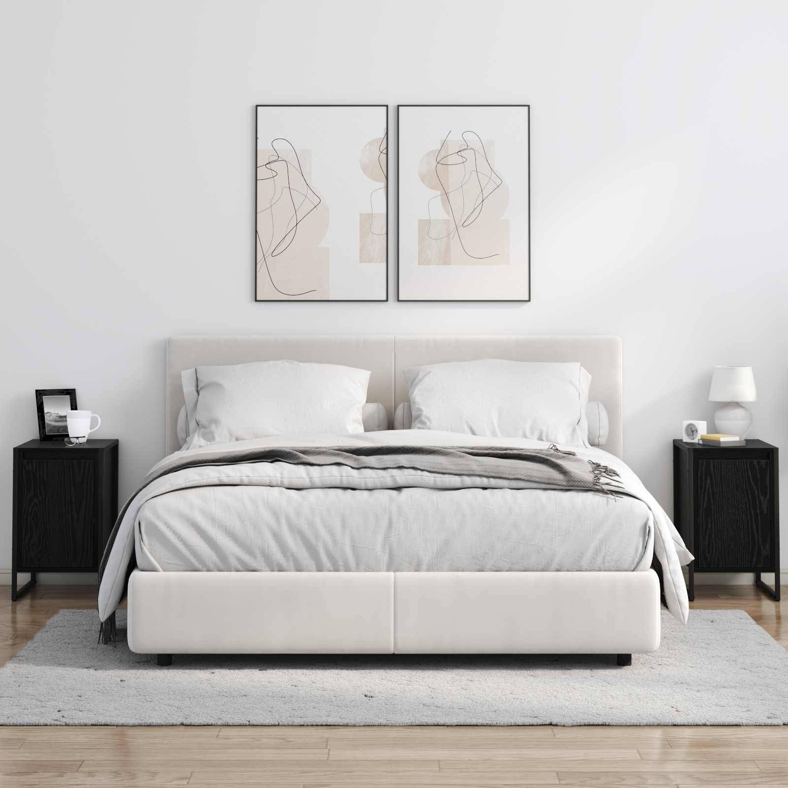 Ein modernes Schlafzimmer mit einem großen, gepolsterten Bett mit weißer Bettwäsche, flankiert von schwarzen Nachttischen, abstrakter Kunst darüber und sanfter Beleuchtung.
