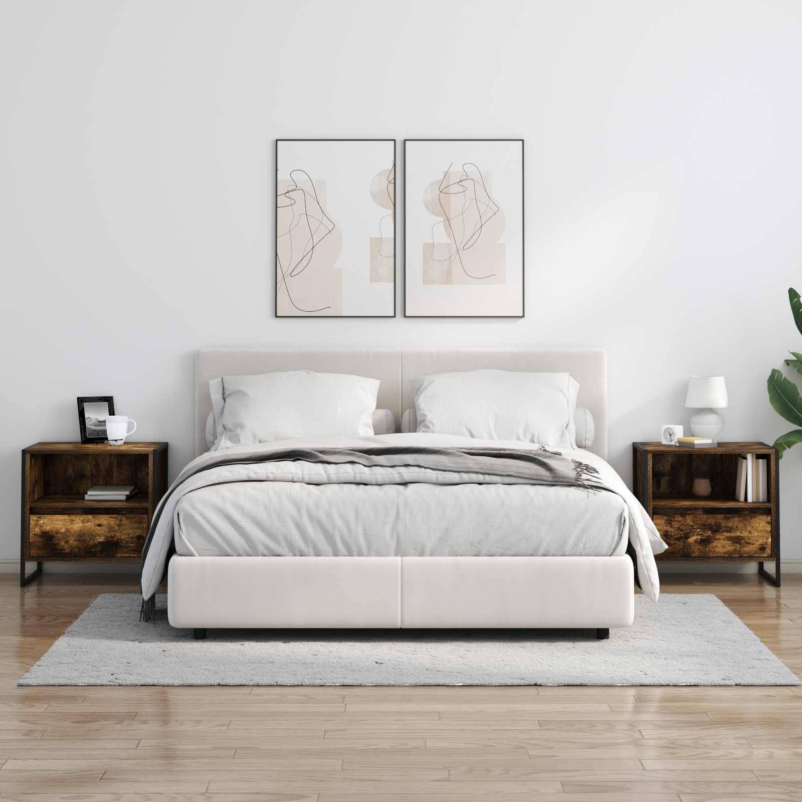 Ein modernes Schlafzimmer zeigt ein ordentlich gemachtes Bett mit weißer und grauer Bettwäsche, flankiert von zwei Holznachttischen, auf denen jeweils eine Lampe und Dekoration stehen.