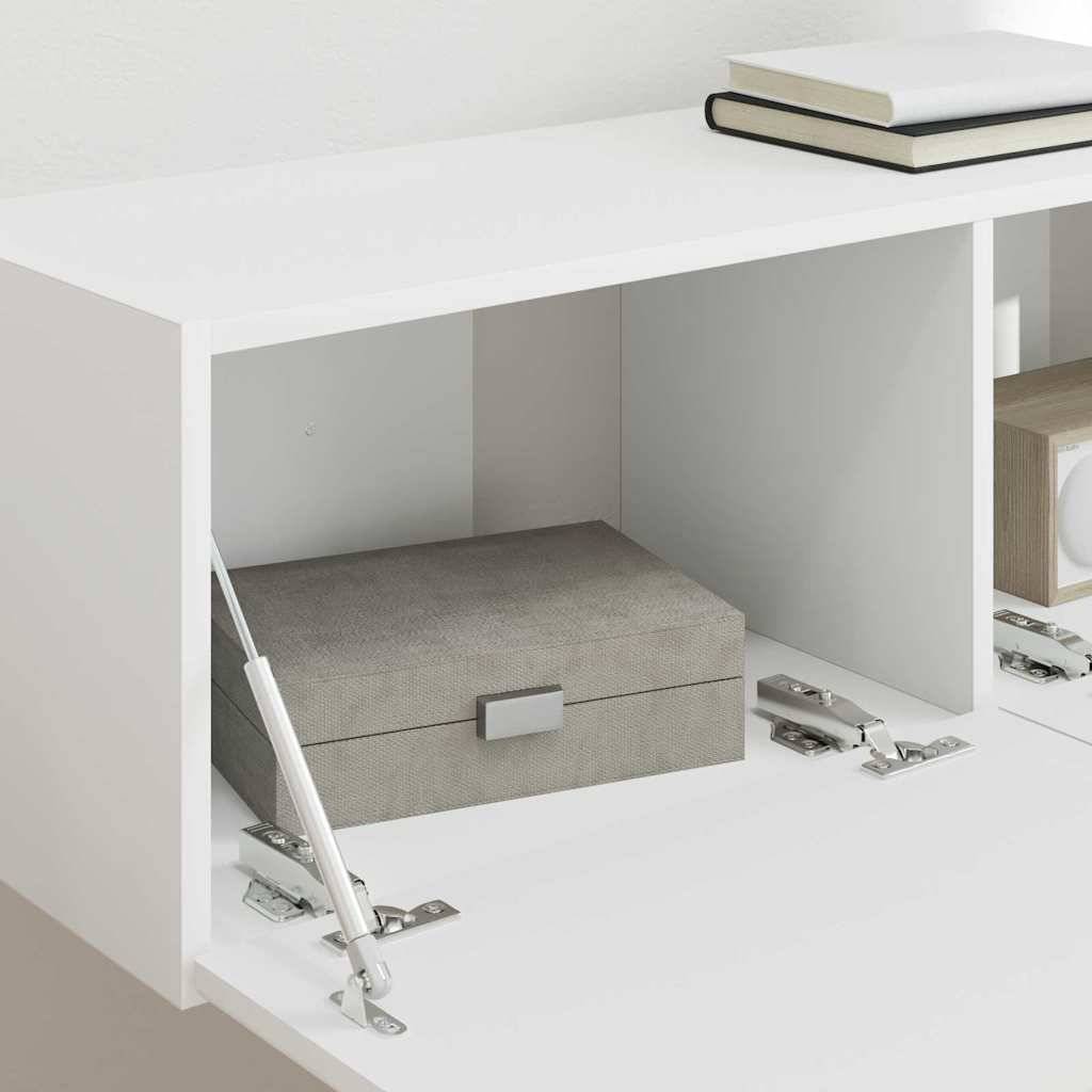 Ein weißes Regal mit zwei offenen Fächern trägt eine geschlossene graue Box auf der linken Seite und eine weiße Box mit Holzakzent auf der rechten Seite.
