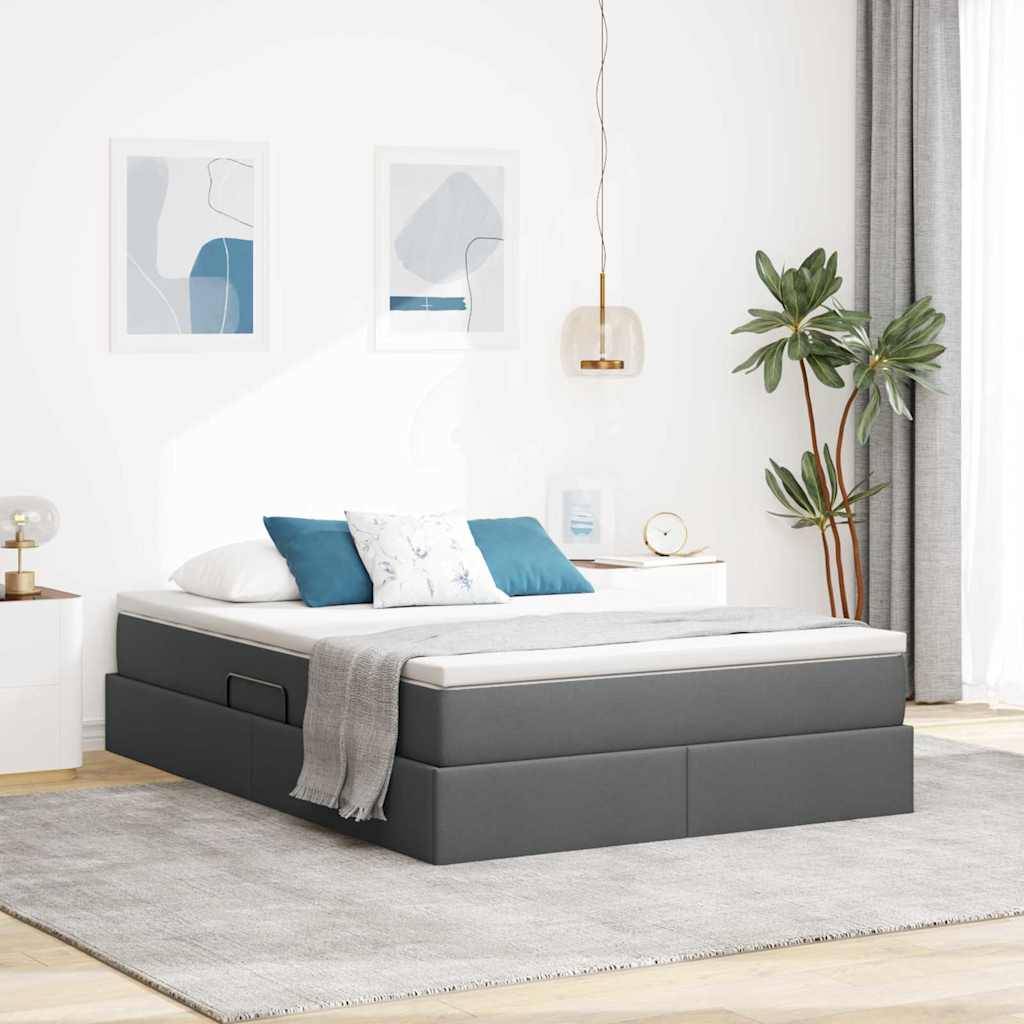 Ein modernes Schlafzimmer mit einem grauen Plattformbett, weißer Bettwäsche und blauen Kissen. Eine Pendelleuchte, eine Pflanze und abstraktes Kunstwerk vervollständigen die Dekoration.