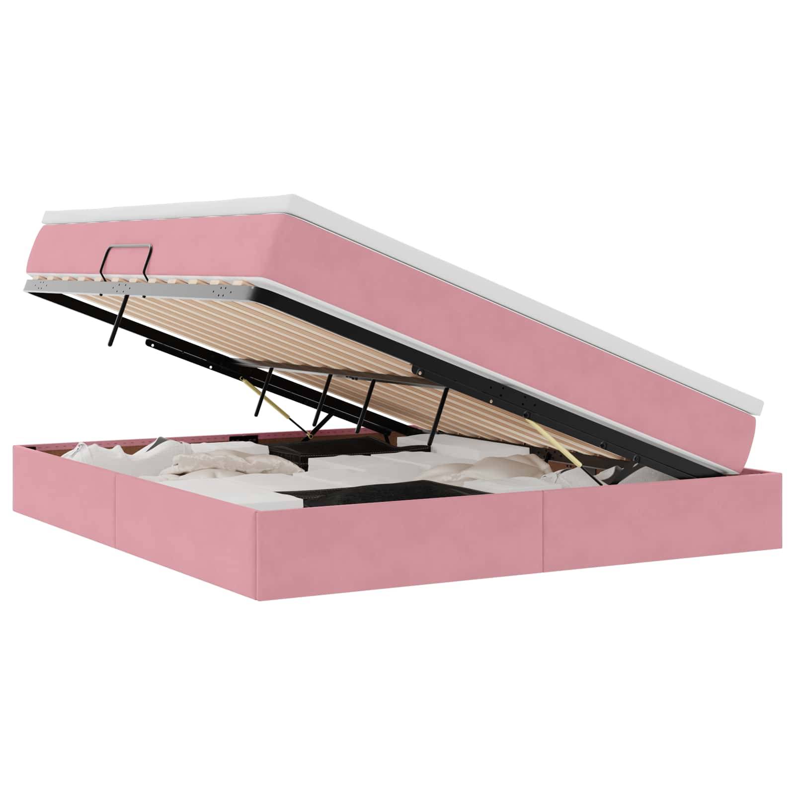 Ein rosa Stauraumbett mit einer hochklappbaren Matratze, die den Stauraum darunter offenbart, gefüllt mit zusammengelegten Bettwäschestücken.