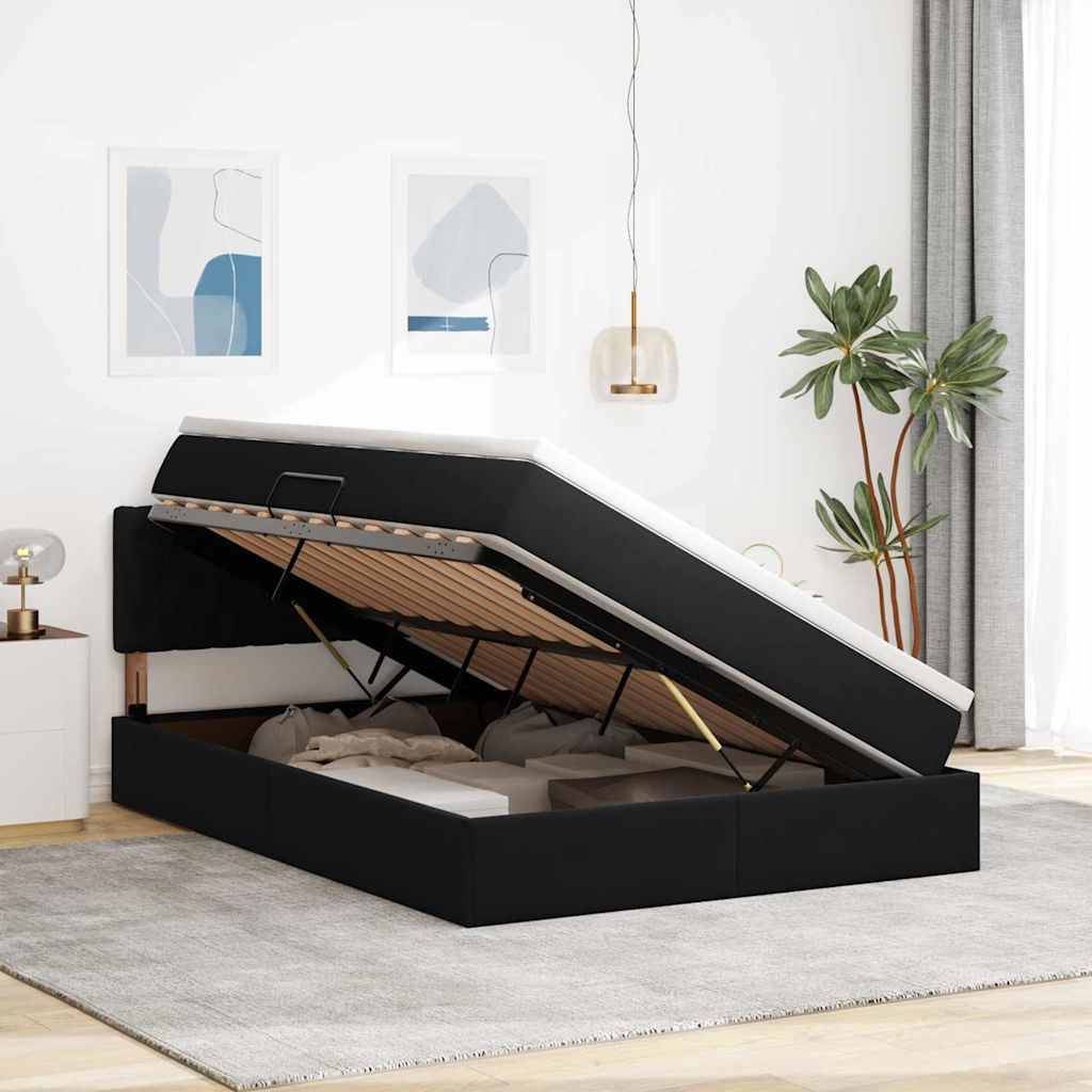 Schwarzes Ottomane-Bett mit Stauraum unter der Matratze, geöffnet und Kissen und Decken enthüllend. Minimalistisches Schlafzimmer mit hellen Wänden und Dekoration.