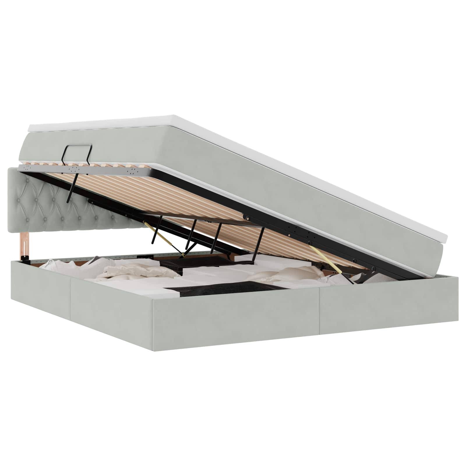 Offene Stauraum-Ottomane mit Bett, bei der die Matratze angehoben ist und den Stauraum darunter sichtbar macht. Das Bett verfügt über ein getuftetes Kopfteil und ein schlichtes Design.