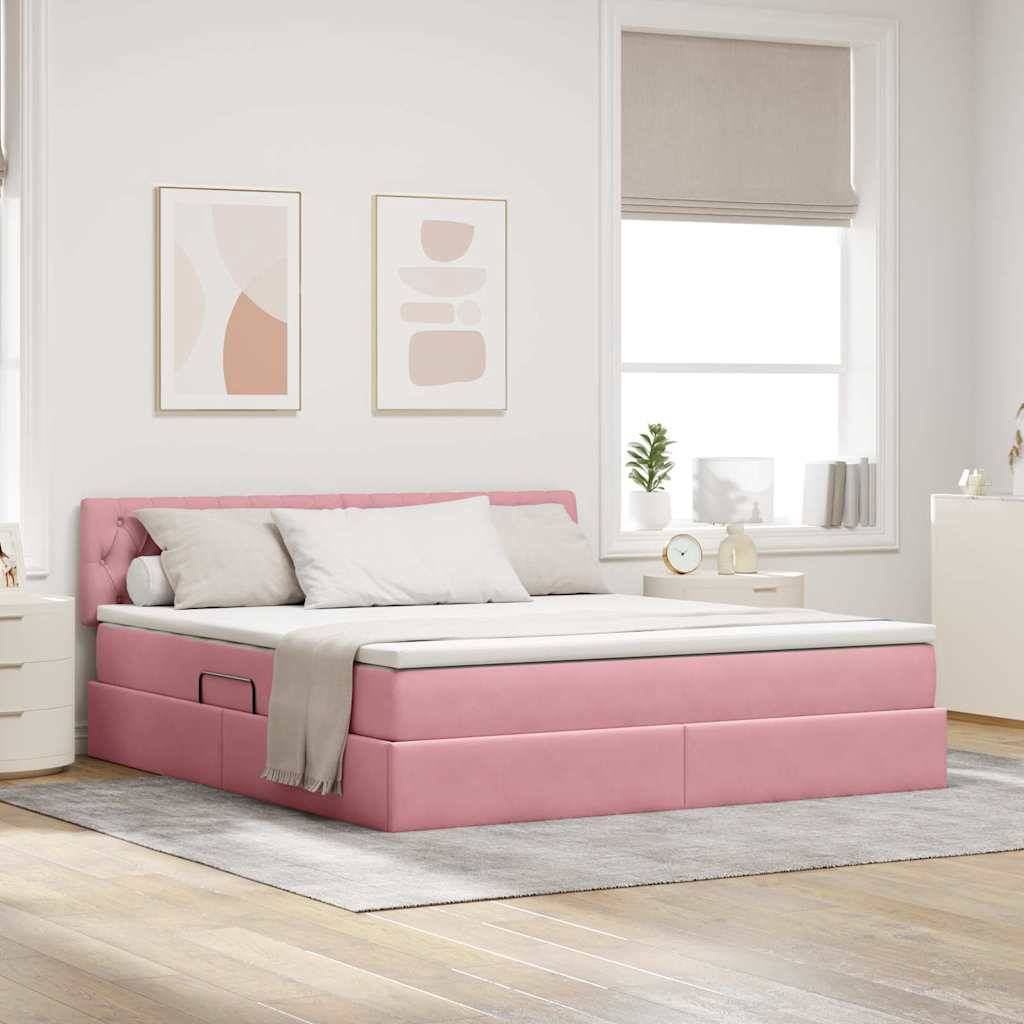 Ein mit rosa Stoff bezogenes Bett mit weißer Bettwäsche in einem hellen Zimmer. Die Wände sind mit abstrakter Kunst dekoriert, und das Zimmer verfügt über helles Holzparkett und Regale.