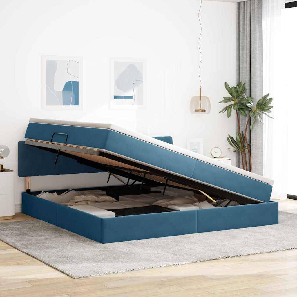 Ein blaues Hubbett mit Stauraum in einem modernen Schlafzimmer, das viel Platz darunter zeigt. Der Raum verfügt über helle Wände, abstrakte Kunst und eine Topfpflanze.