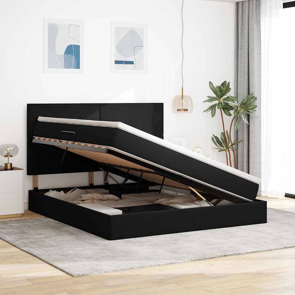 Ein modernes Schlafzimmer mit einem schwarzen Bett mit Stauraum, teilweise geöffnet, um den Raum darunter zu zeigen. Ein grauer Teppich, eine Pflanze und abstrakte Kunstwerke verschönern die Dekoration.