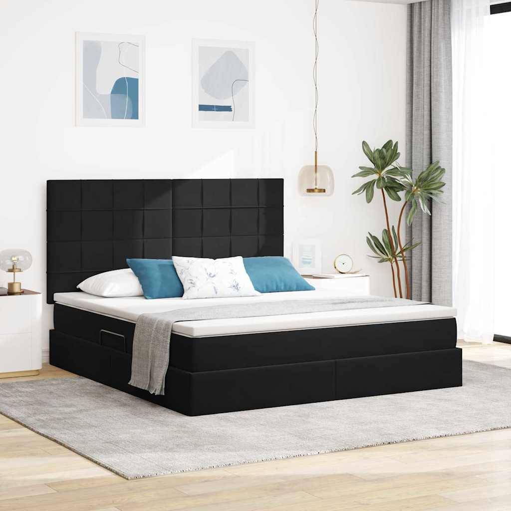 Ein modernes Schlafzimmer mit einem schwarz bezogenen Bett, weißen und blauen Kissen, einem hellgrauen Teppich, geometrischer Wandkunst und einer Zimmerpflanze.