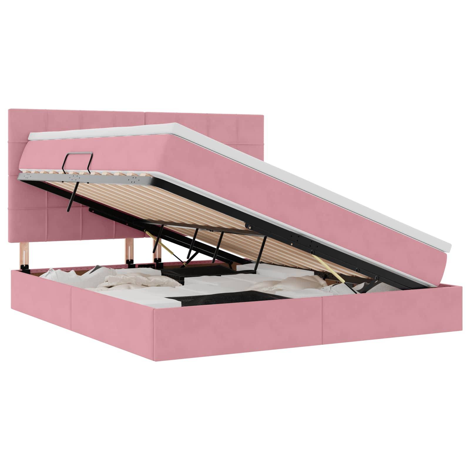 Ein rosa gepolsterter Bettrahmen mit einer Matratze, die angehoben wird, um den Stauraum darunter freizulegen und dabei Funktionalität und Design zu betonen.