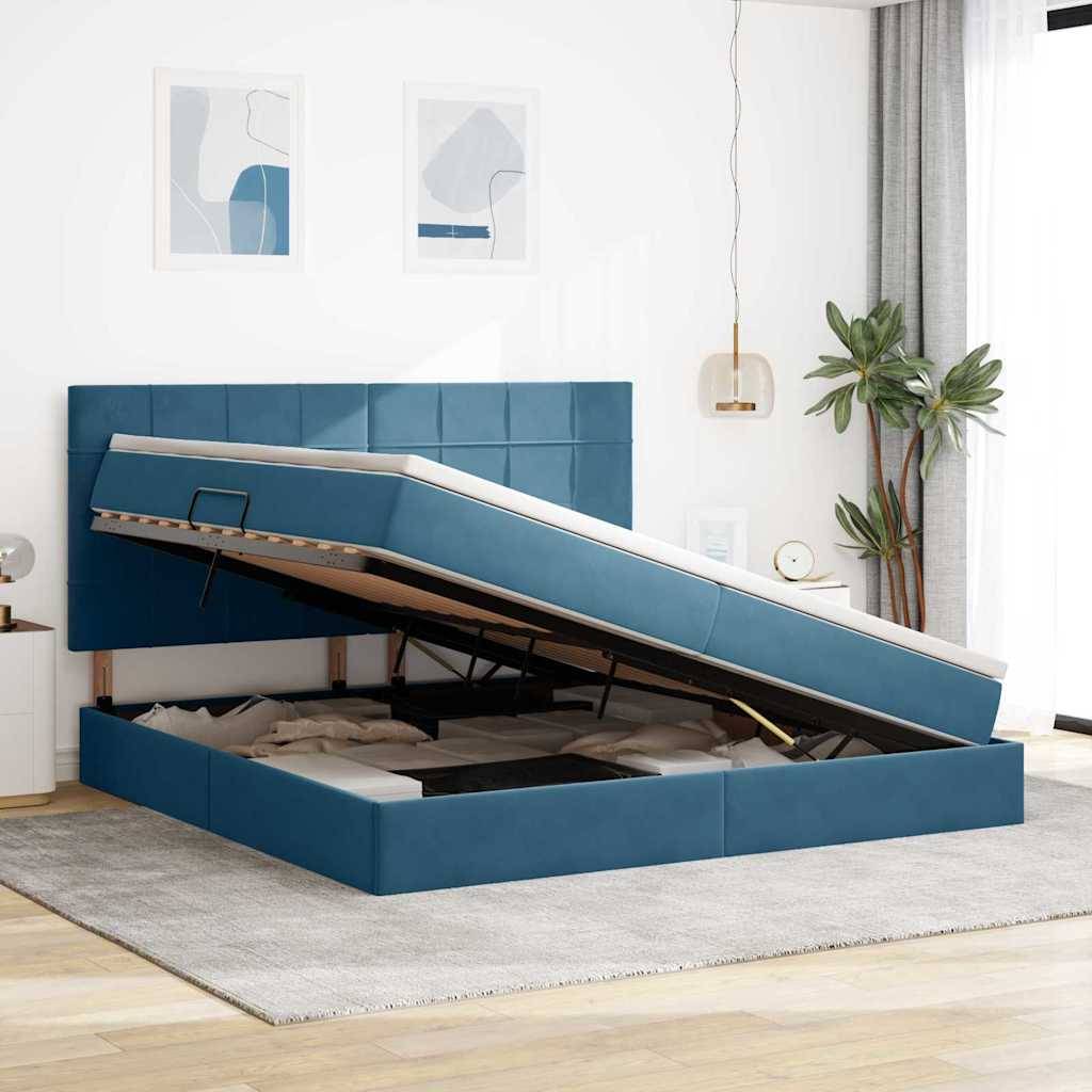 Ein modernes blaues Stauraumbett mit einer hydraulischen Hubmatratze, die den Stauraum darunter freigibt. Es steht in einem hellen, minimalistischen Schlafzimmer.