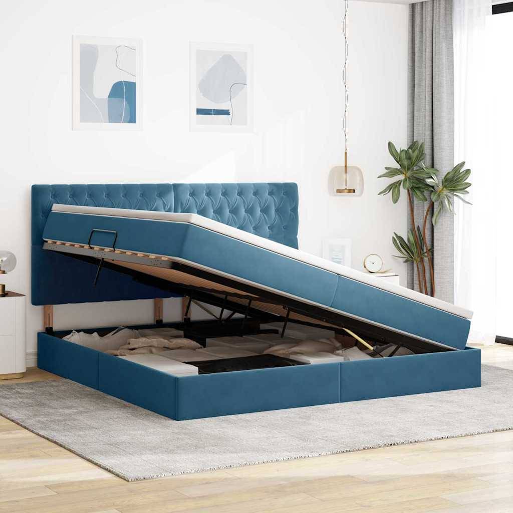 Ein blau gepolstertes Bett mit erhöhter Matratze offenbart Stauraum darunter. Der Raum ist mit moderner Einrichtung und minimalistischer Kunstwerken ausgestattet.