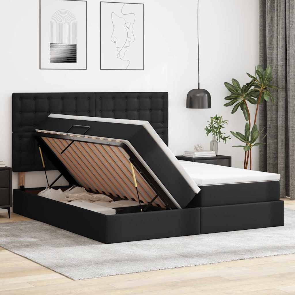 Ein modernes Schlafzimmer mit einem schwarzen gepolsterten Stahlbett, das angehoben ist, um den darunter liegenden Platz freizugeben. Es verfügt über minimalistische Dekoration, Pflanzen und Pendelleuchten.