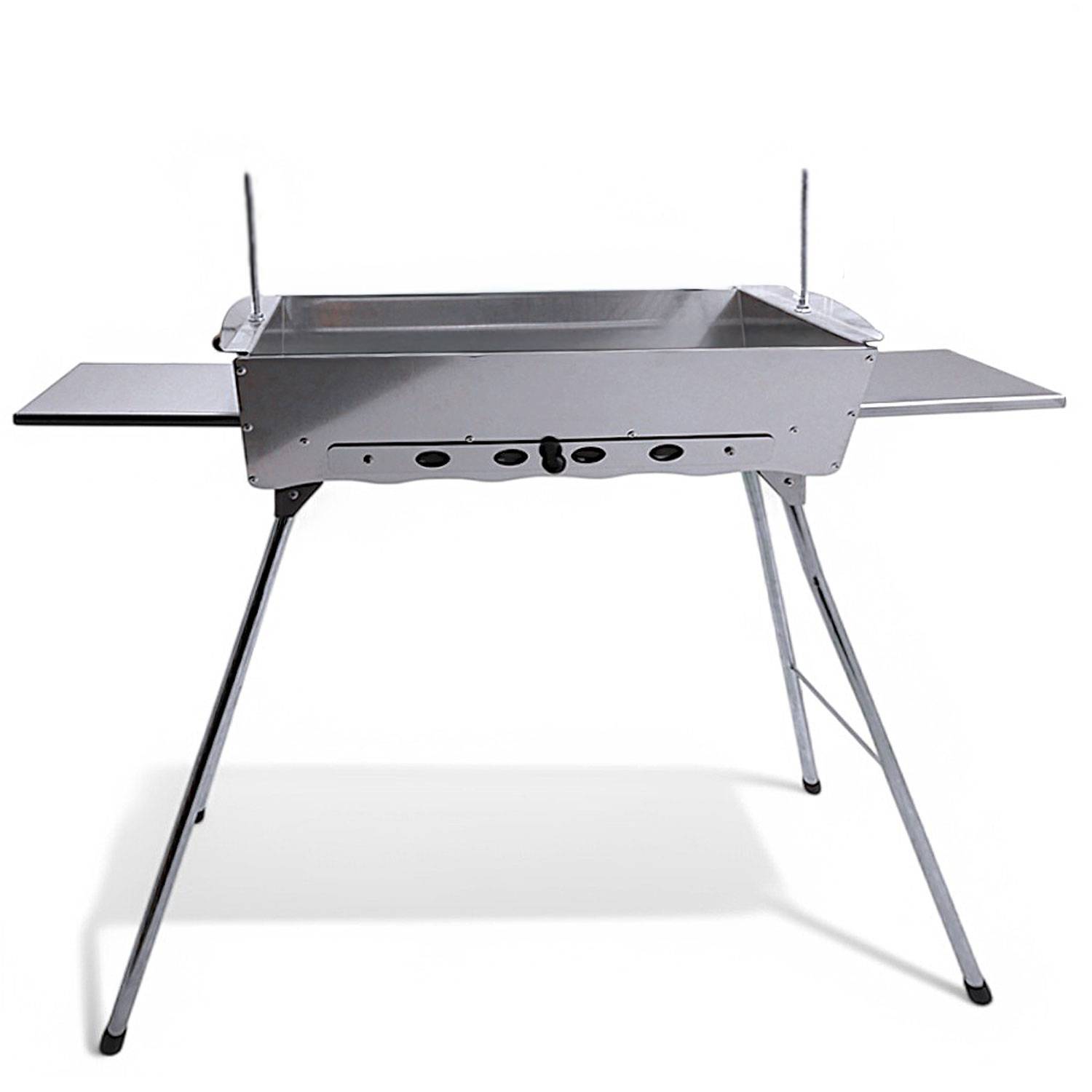 Ein tragbarer Metallgrill mit abnehmbaren Seitenablagen und zusammenklappbaren Beinen, geeignet für Outdoor-Grillpartys und einfache Aufbewahrung.