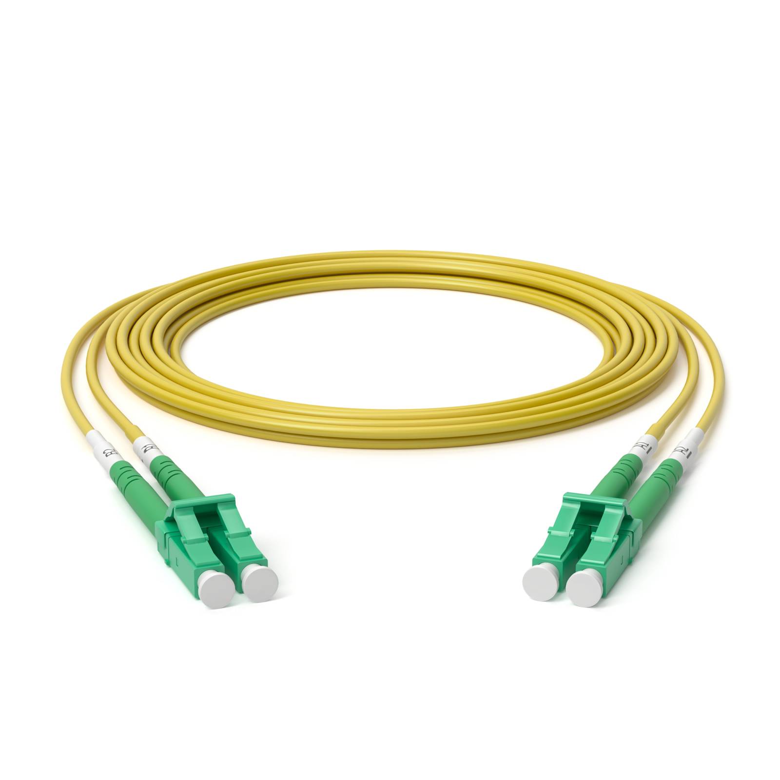 Gelbes Lichtwellenleiterkabel mit grünen Steckverbindern an beiden Enden, aufgerollt auf weißem Hintergrund.