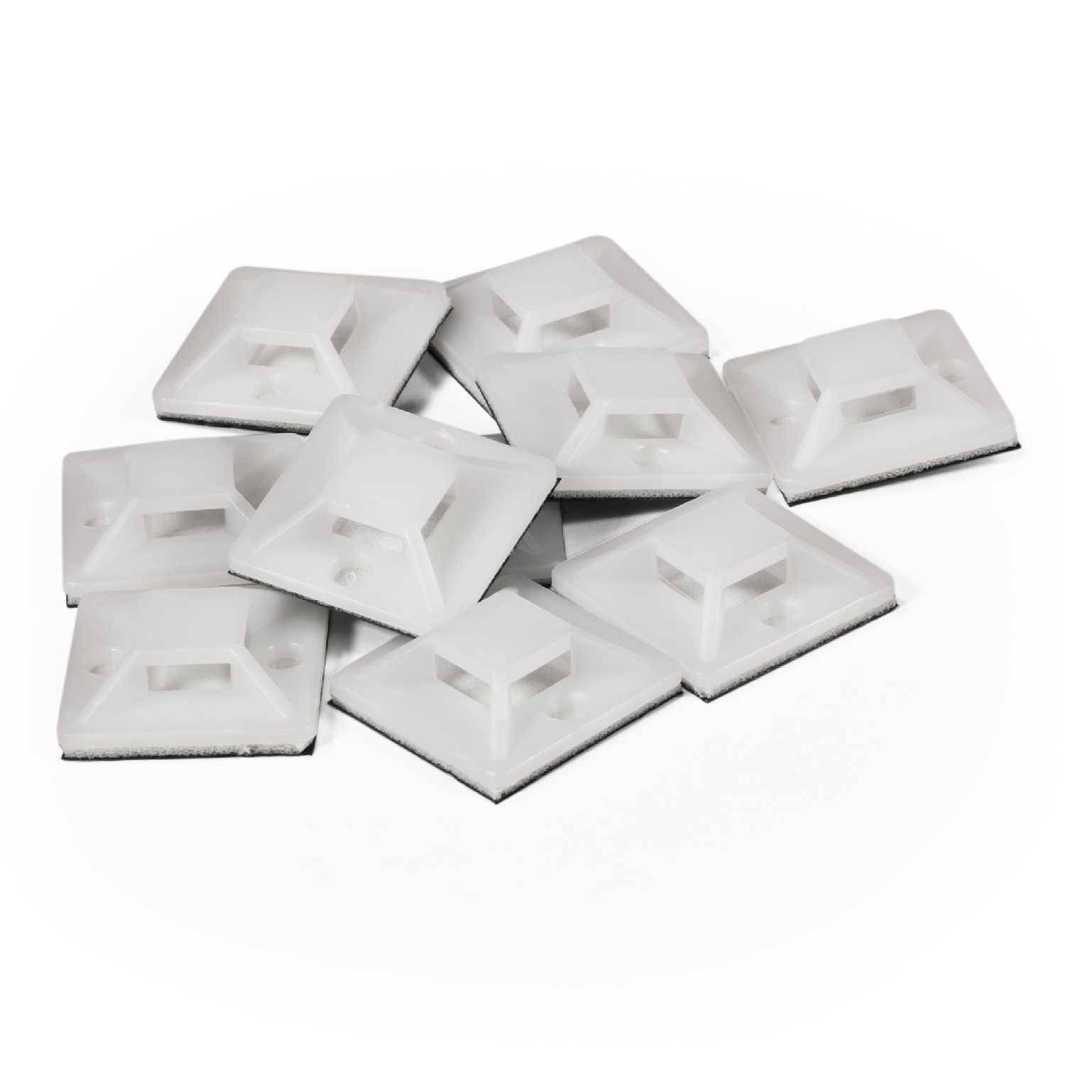 Ein Stapel quadratischer, weißer, selbstklebender Kabelbefestigungshalterungen mit einer erhöhten Mittelschlaufe zum Befestigen von Kabeln auf verschiedenen Oberflächen.