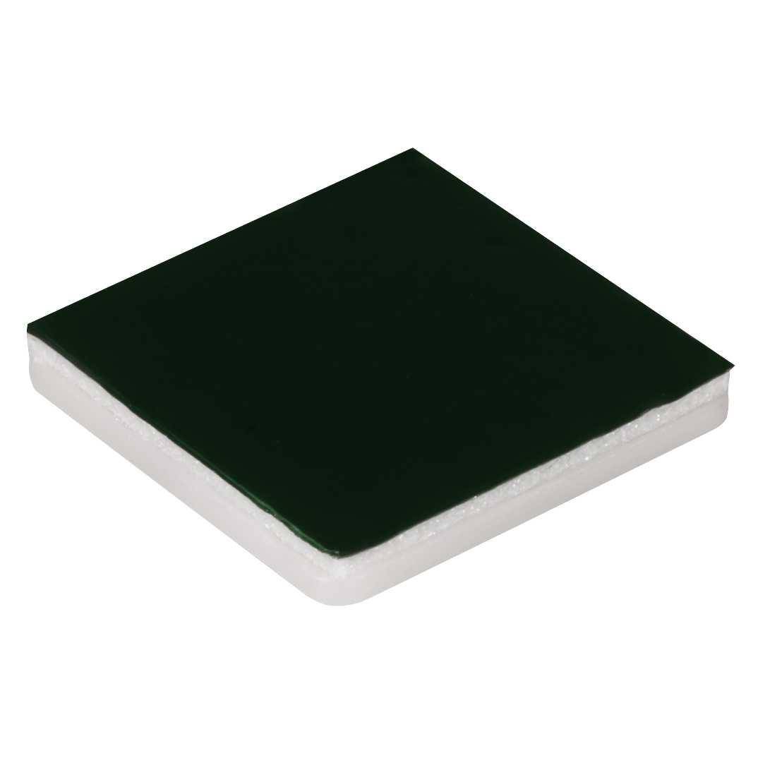 Ein quadratisches, dunkelgrünes Schaumstoffpad, von einem Winkel aus betrachtet, wobei sein dünnes Profil und seine Textur sichtbar sind.