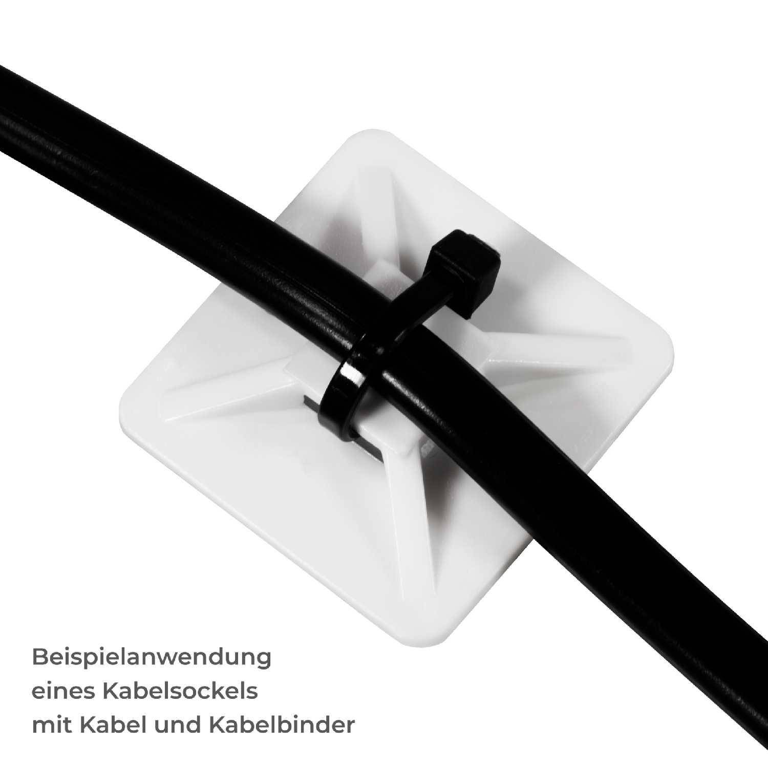 Ein Kabel, das mit einem schwarzen Kabelbinder an einer weißen Klebemontage befestigt ist.