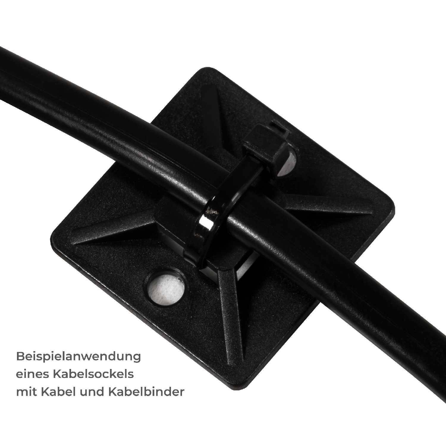 Ein schwarzes Kabel, das mit einer Kabelbinder auf einer Kabelhalterung befestigt ist, als Beispiel für Kabelmanagement.