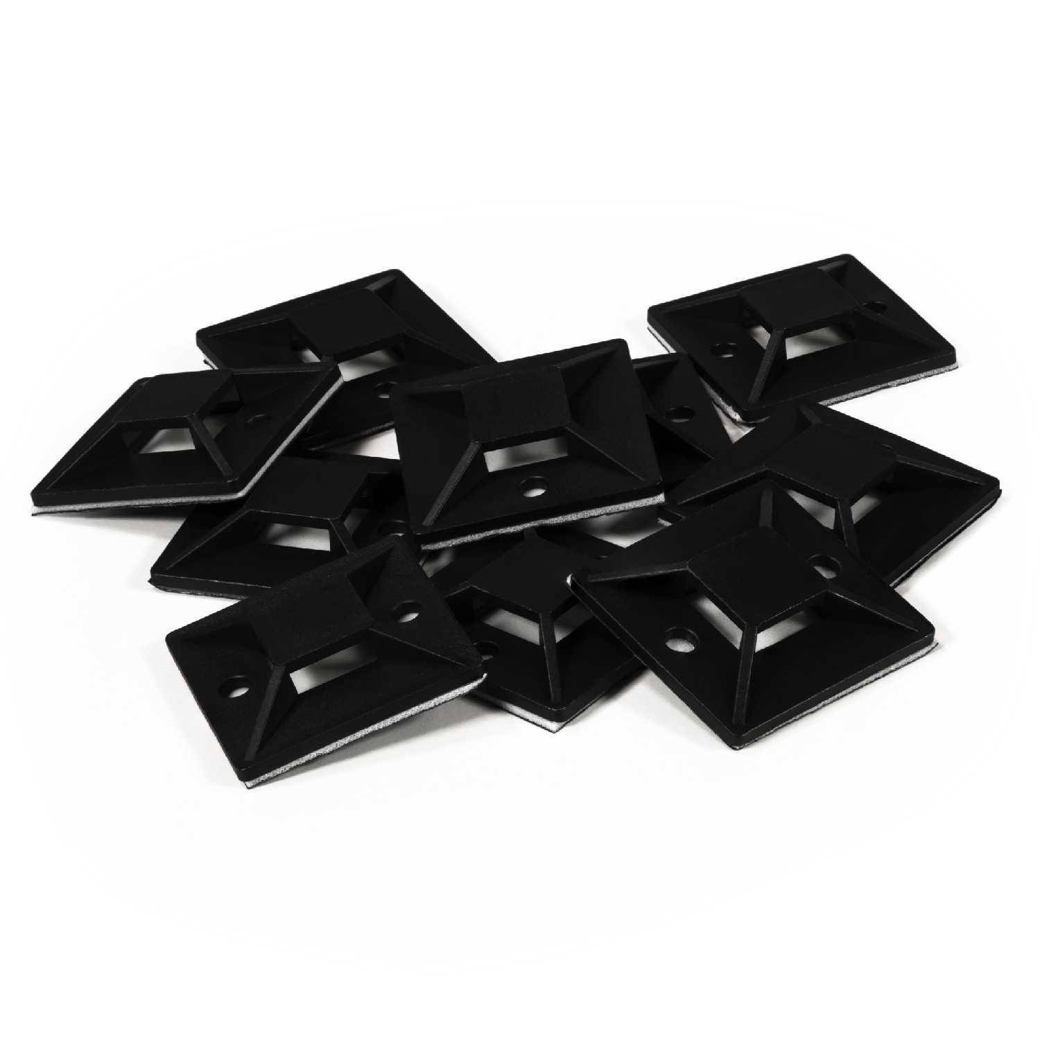 Schwarze, quadratische Kabelbinderbefestigungen sind aufgehäuft und zeigen ihre flache Basis und das zentrale Loch für eine sichere Befestigung.