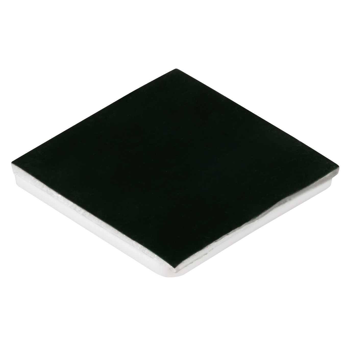 Ein schlanker schwarzer quadratischer Kissen mit einem dekorativen weißen Rand an der Seite, auf einem weißen Hintergrund präsentiert.