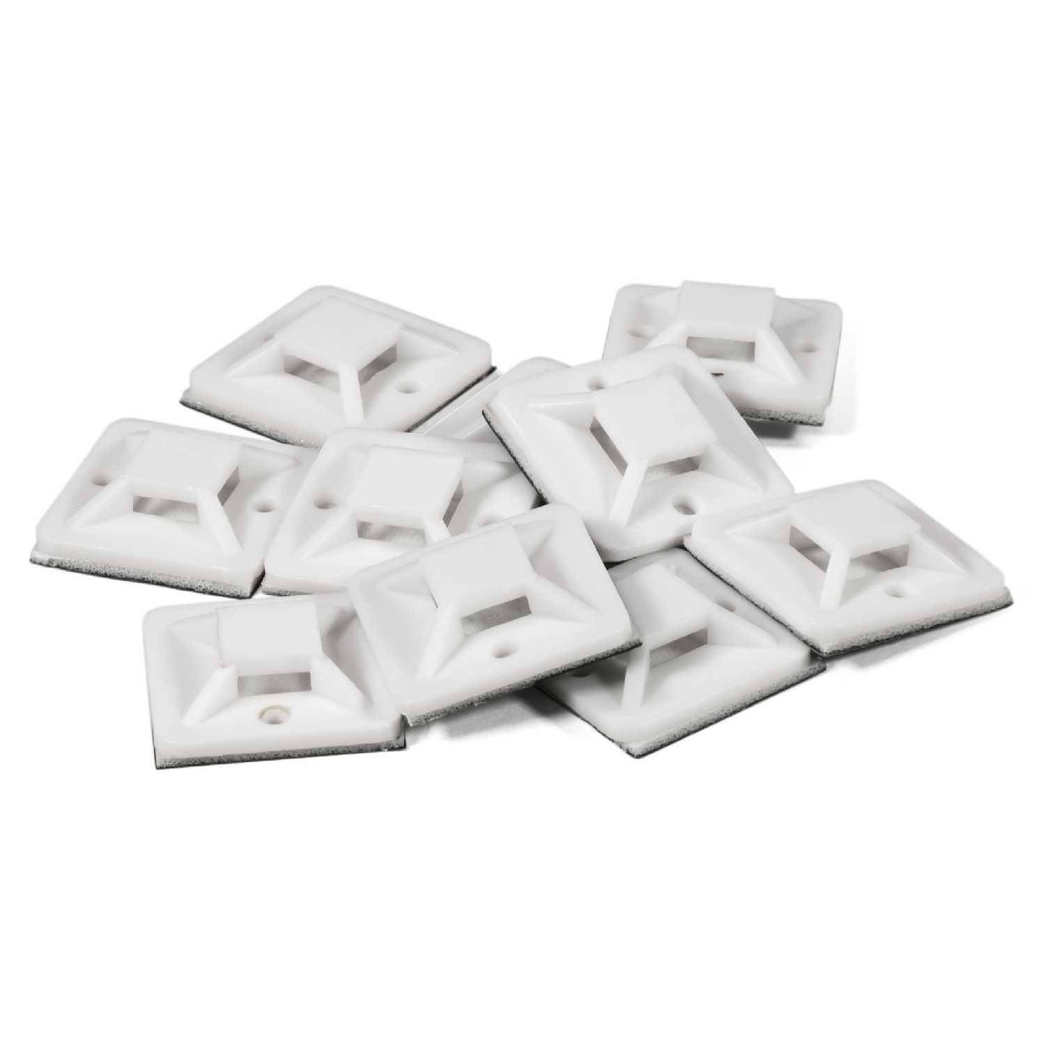 Eine Sammlung weißer Kabelklemmhalterungen aus Klebstoff, die zum Organisieren und Befestigen von Kabeln an Oberflächen verwendet werden.