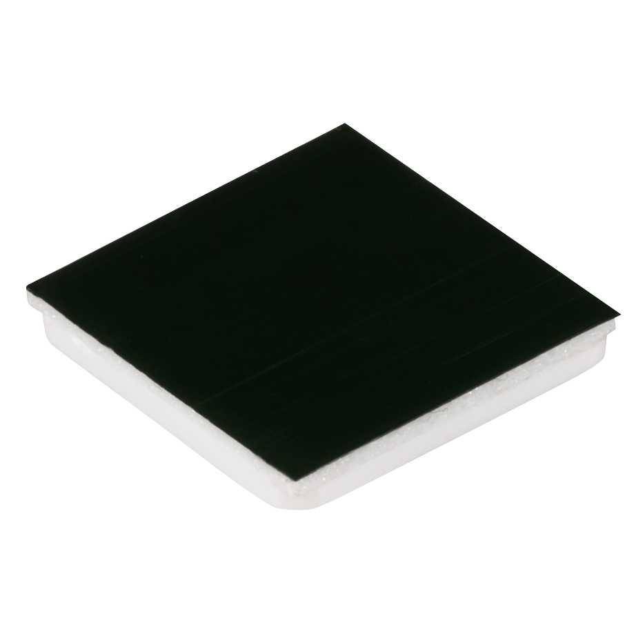 Ein kleines schwarzweißes Gummikissen in quadratischer Form, verwendet zur Vibrationsisolierung oder Dämpfung, isoliert vor einem weißen Hintergrund.