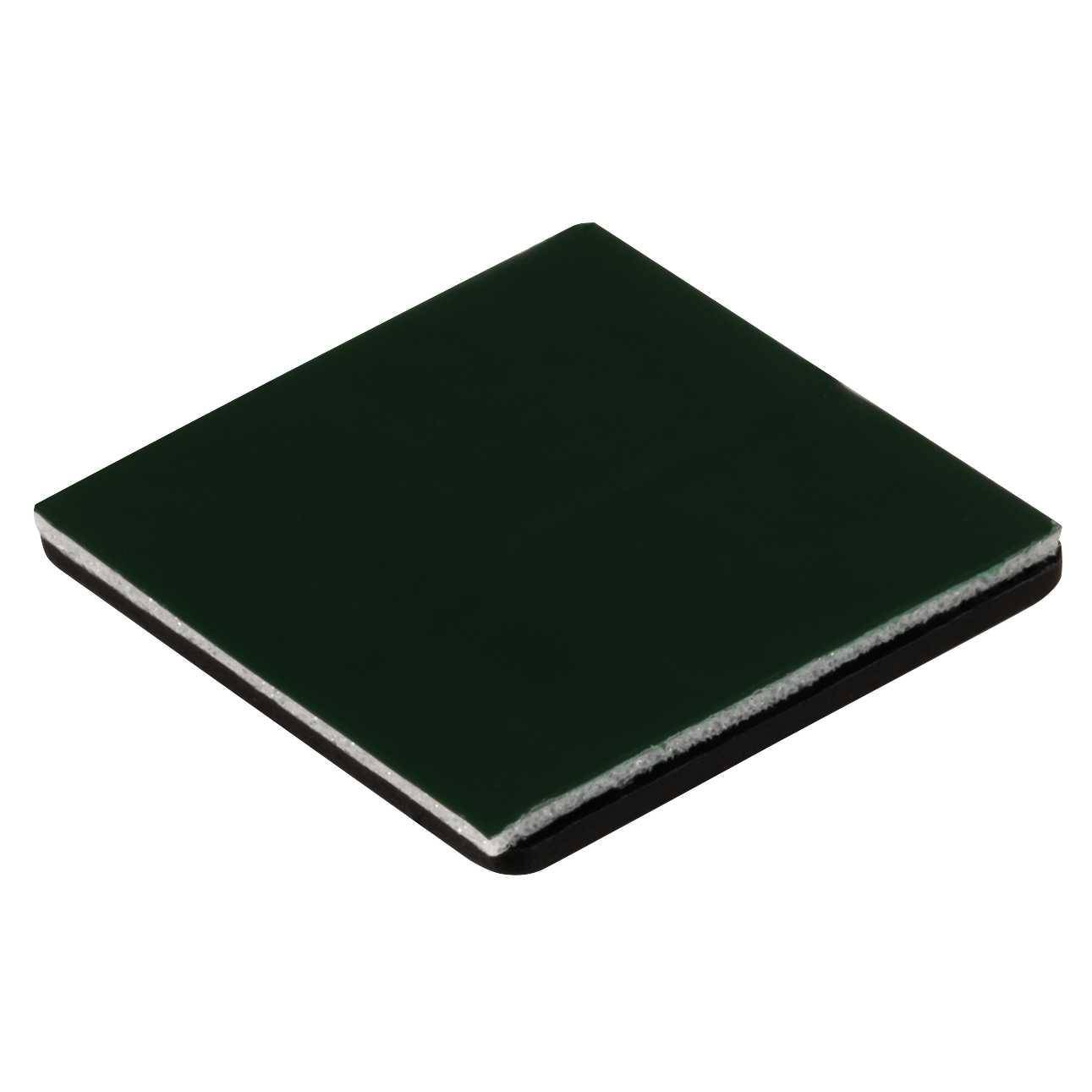 Ein quadratisches, dunkelgrünes Schleifpad mit weißen und schwarzen Schichten, wahrscheinlich zum Reinigen oder Schleifen von Oberflächen verwendet.