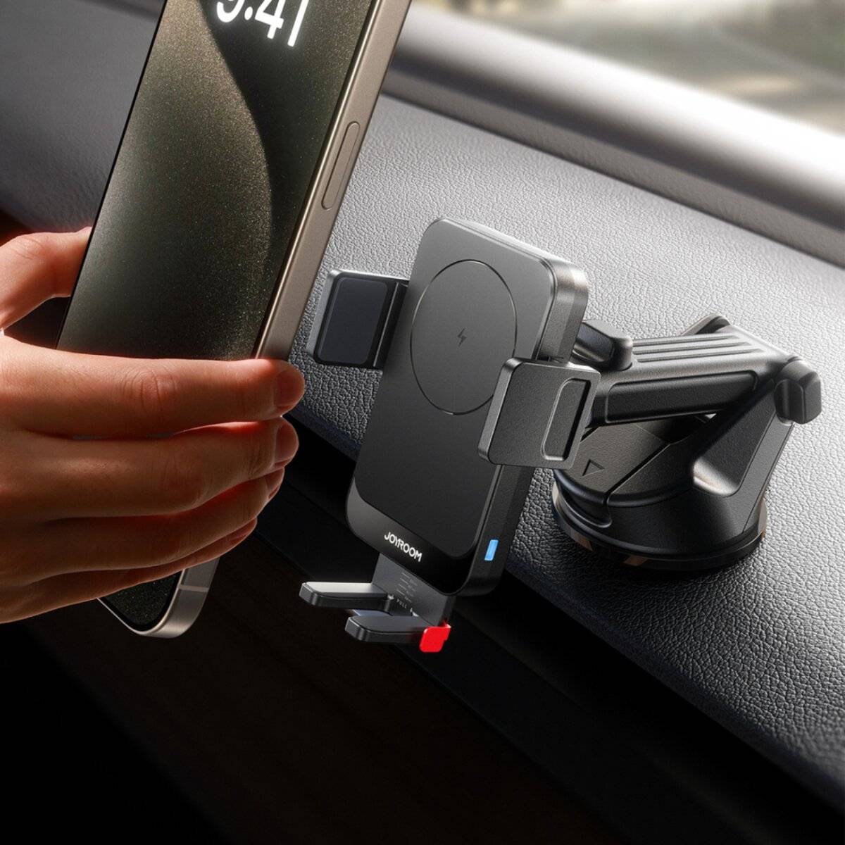 Telefon auf dem Armaturenbrett des Autos montiert, zeigt die Zeit 3:41 Uhr. Eine Hand justiert die Halterung und demonstriert die Benutzerfreundlichkeit mit ihrer Rotationsfunktion für eine optimale Sichtbarkeit.