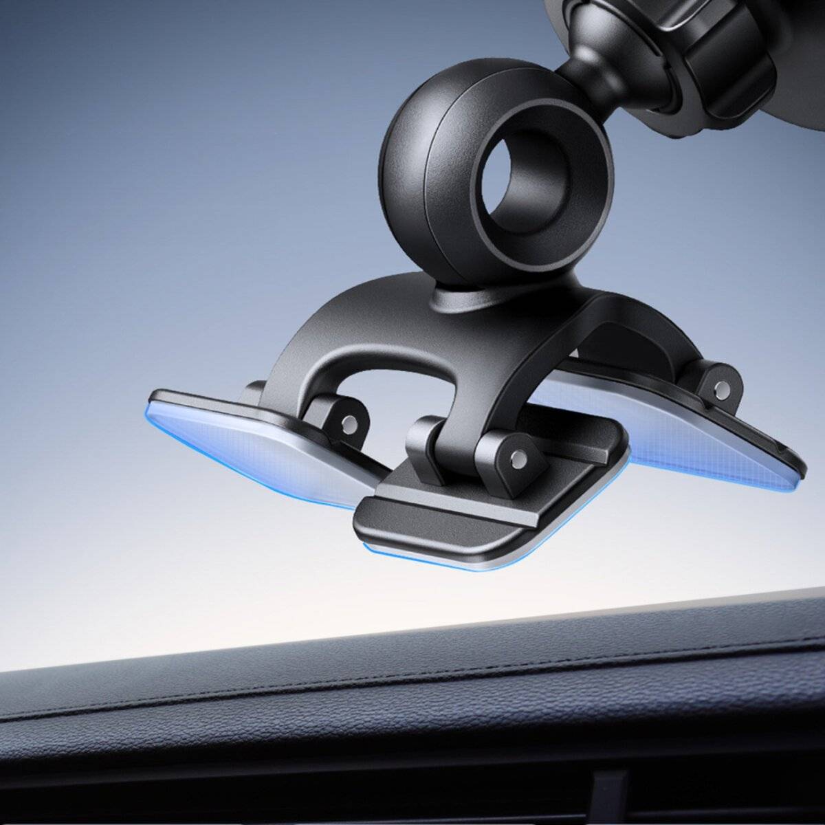 Ein schwarzer und metallischer Telefonhalter, der auf einem Fahrzeug-Armaturenbrett montiert ist, mit elegantem Design und einer rotierenden Kugelgelenk-Halterung für verschiedene Winkeleinstellungen.