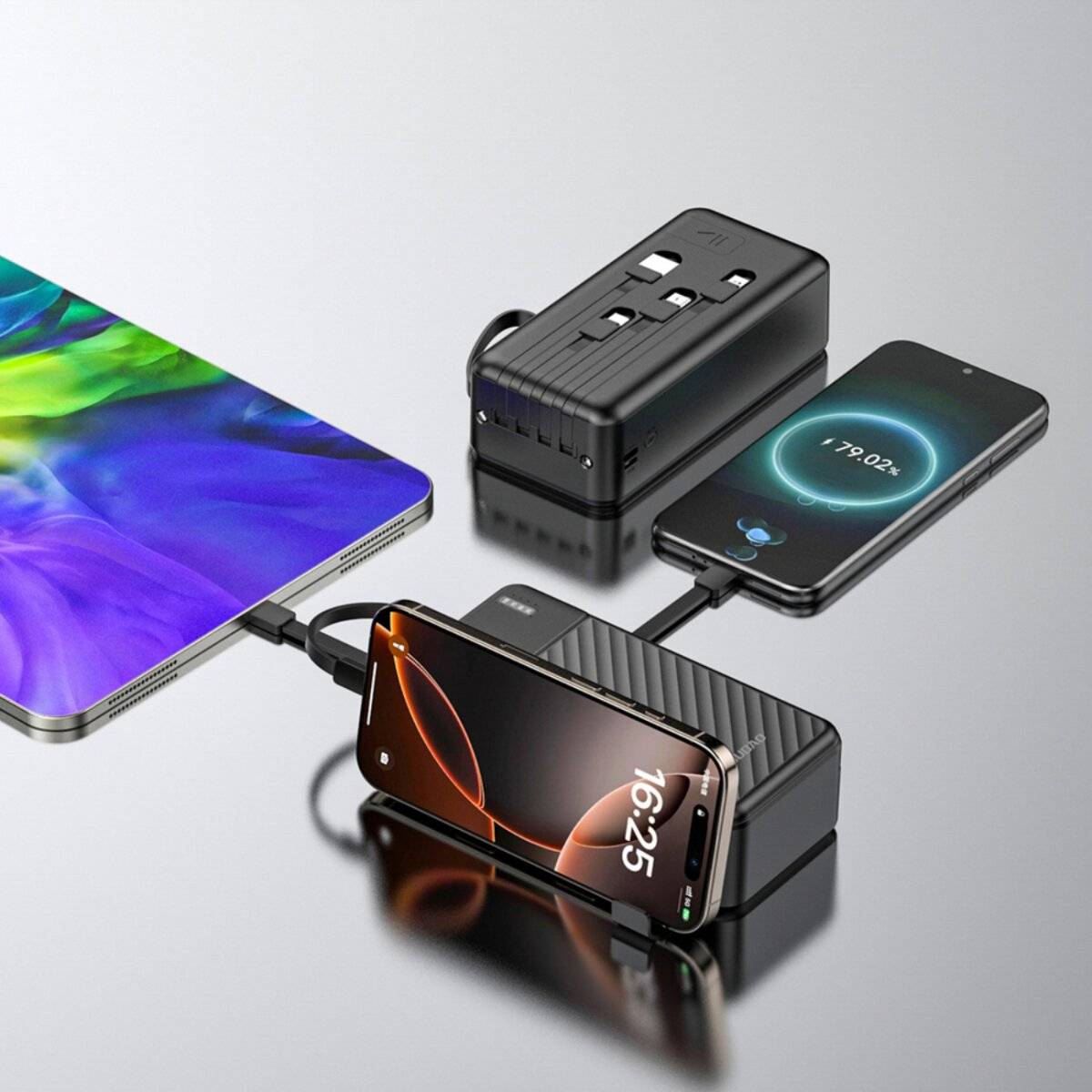 Eine Multiport-Ladestation mit zwei Smartphones und einem Tablet, die angeschlossen sind und Akkustand und Zeit anzeigen, demonstriert ihre Funktionalität.