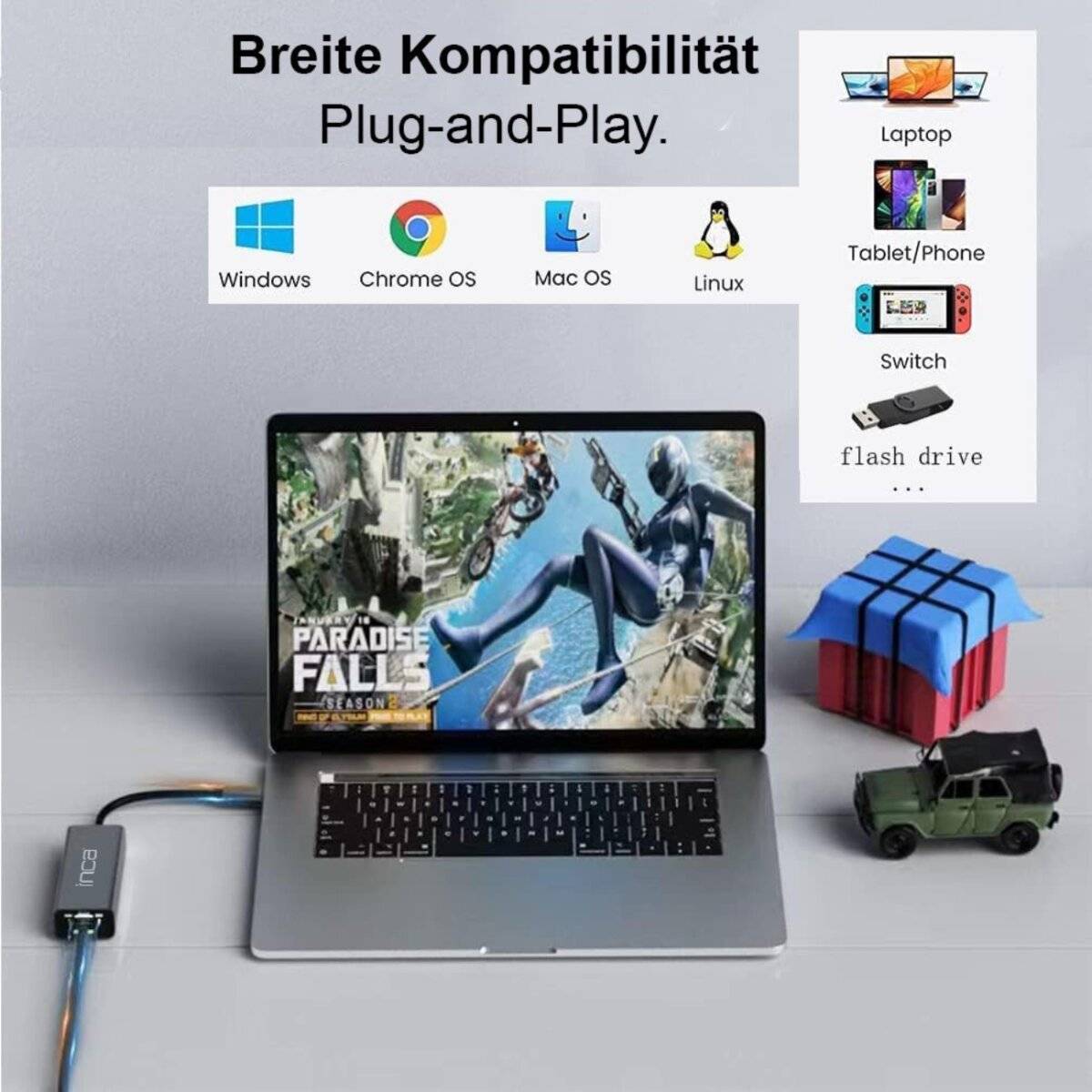 Ein Laptop zeigt eine Spielszene. Darüber steht 'Breite Kompatibilität Plug-and-Play' mit Icons für Windows, Chrome OS, Mac OS, Linux. In der Nähe befinden sich ein USB-Hub, ein Spielzeugauto und eine Geschenkbox.
