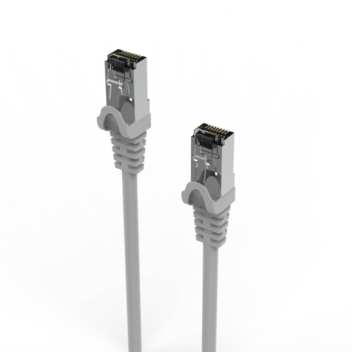 Zwei graue Ethernet-Kabel mit Kunststoffabdeckungen auf den Anschlüssen, vor einem einfarbigen weißen Hintergrund, die Konnektivität oder Netzwerktechnik andeuten.