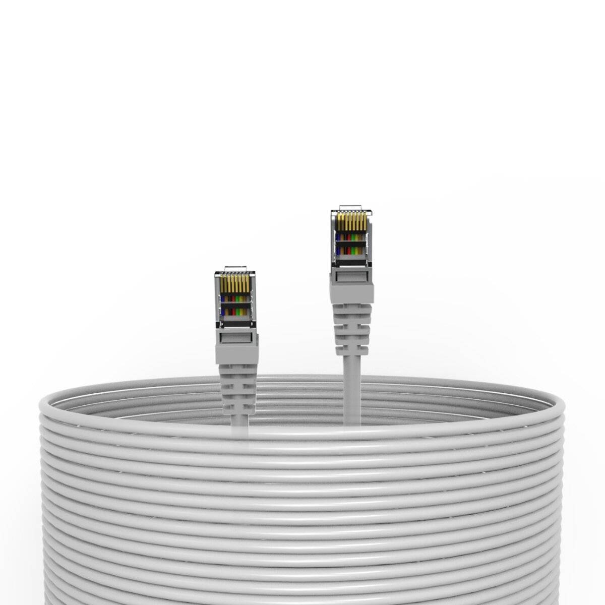 Ein aufgerolltes graues Ethernet-Kabel mit zwei RJ-45-Steckern, die aus der Oberseite herausragen, vor einem einfarbigen weißen Hintergrund.