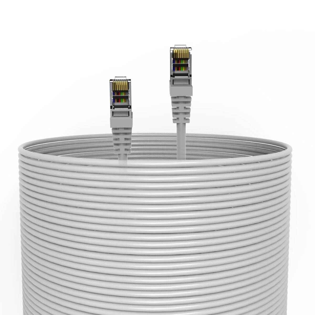 Eine Rolle von Ethernet-Kabel mit zwei Steckern, die von oben herausragen und die internen farbigen Kabel zeigen.