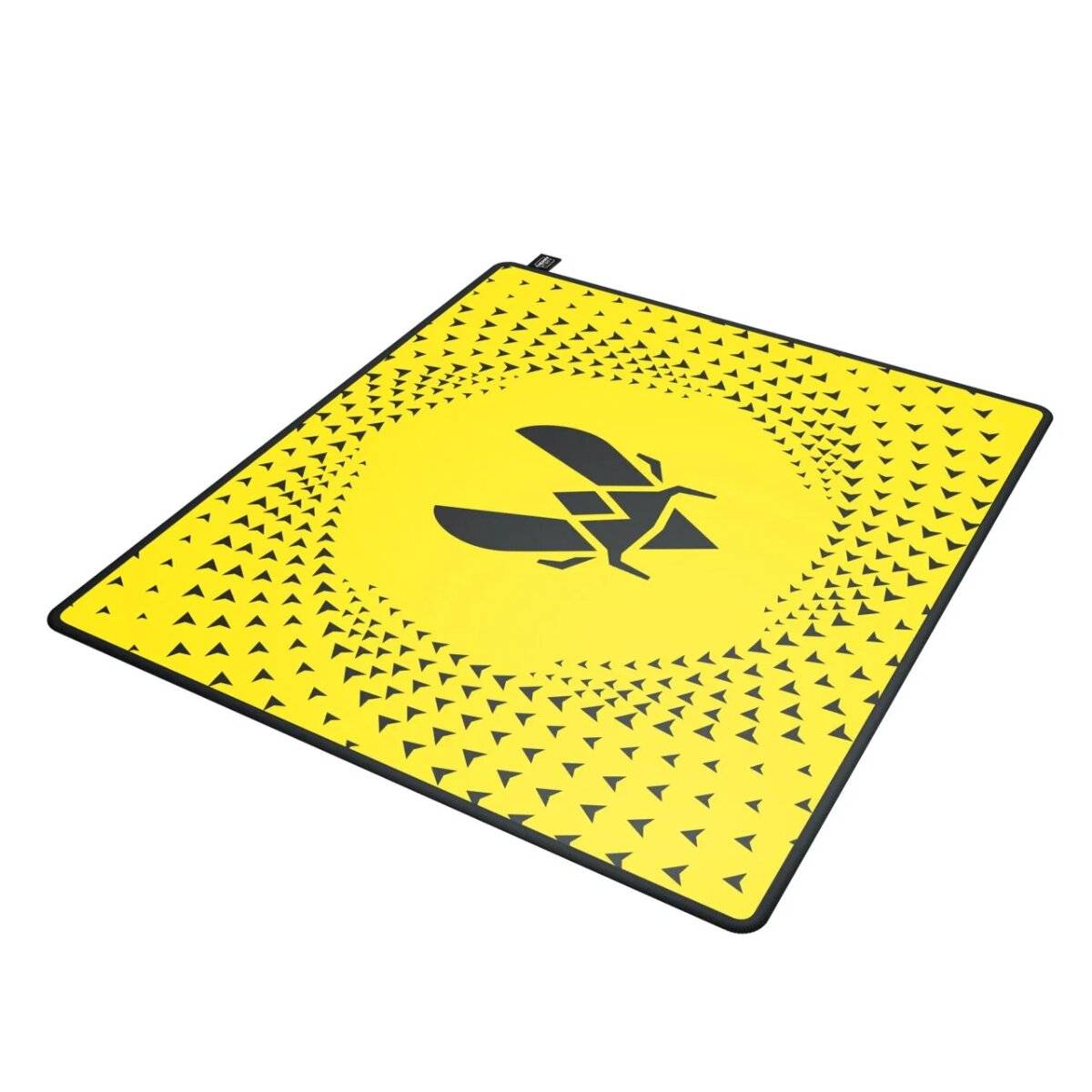 Ein gelber Landeplatz für Drohnen mit schwarzen dreieckigen Mustern und einem zentralen Emblem, das einem stilisierten Insekt ähnelt.