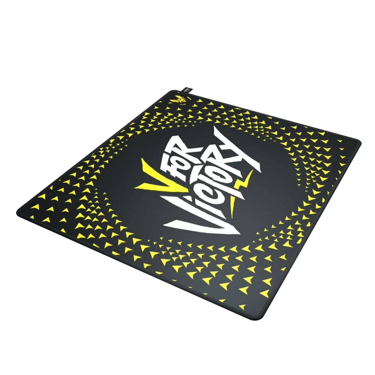 Ein quadratisches schwarzes Gaming-Mauspad mit einem zentralen abstrakten Design in weißer Schrift und gelben dreieckigen Mustern an den Kanten.