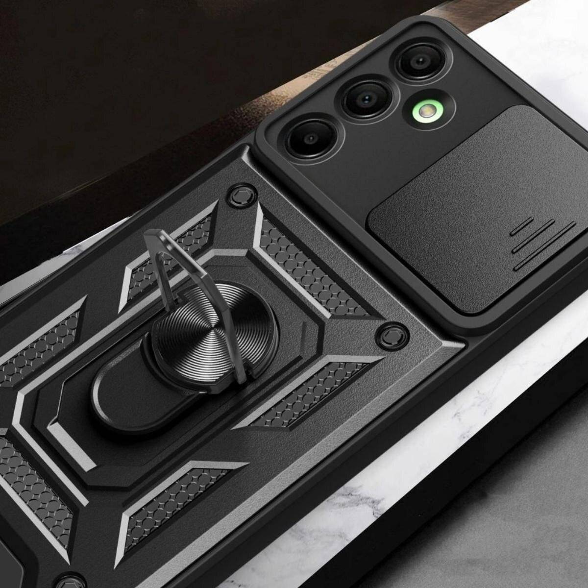 Ein robustes Smartphone-Gehäuse mit einem Ringhalter und einer dreifachen Rückkamera-Anordnung, präsentiert auf einer Marmoroberfläche.
