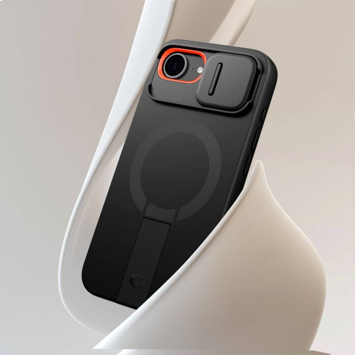 Ein schlankes schwarzes Smartphone-Gehäuse mit einer Kameraabdeckung und einem magnetischen Ring, präsentiert auf einem geschwungenen, weißen Hintergrund.