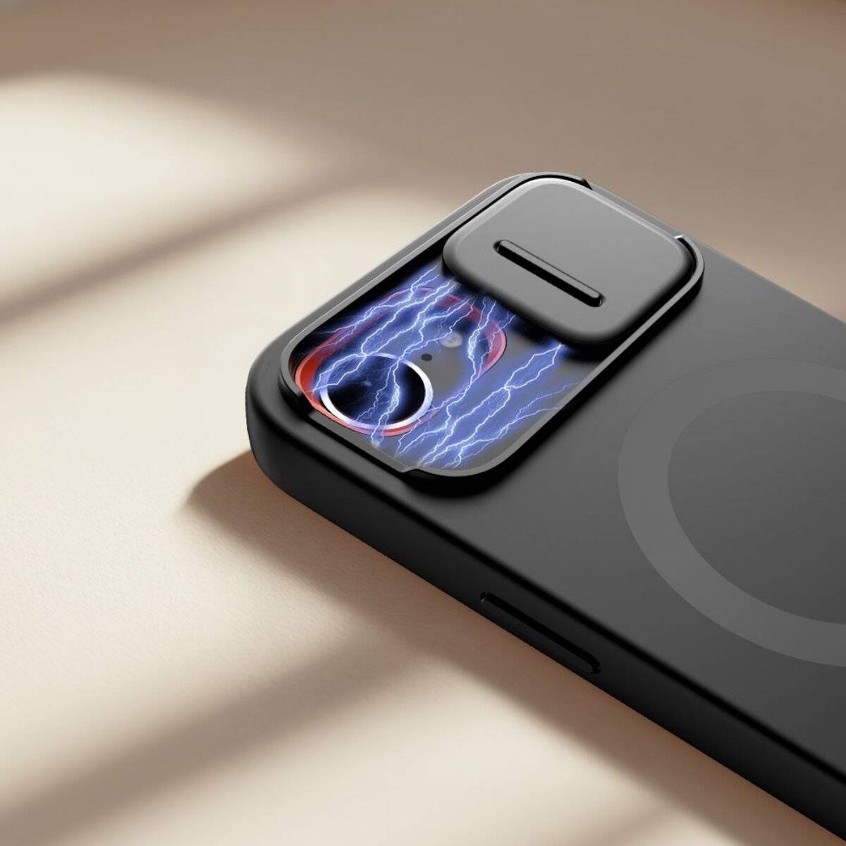 Eine Smartphone-Hülle mit einem Design aus elektrisch blauem Blitz auf der Rückseite. Die Hülle liegt auf einer glatten, hellfarbigen Oberfläche.