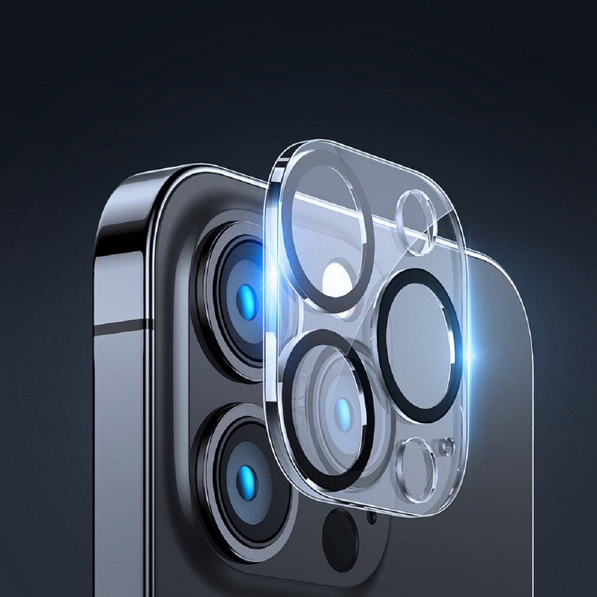 Nahaufnahme eines Smartphones mit einem transparenten Objektivschutz, der über der Kamera ausgerichtet ist und Dual-Linsen und LED-Blitz zeigt.