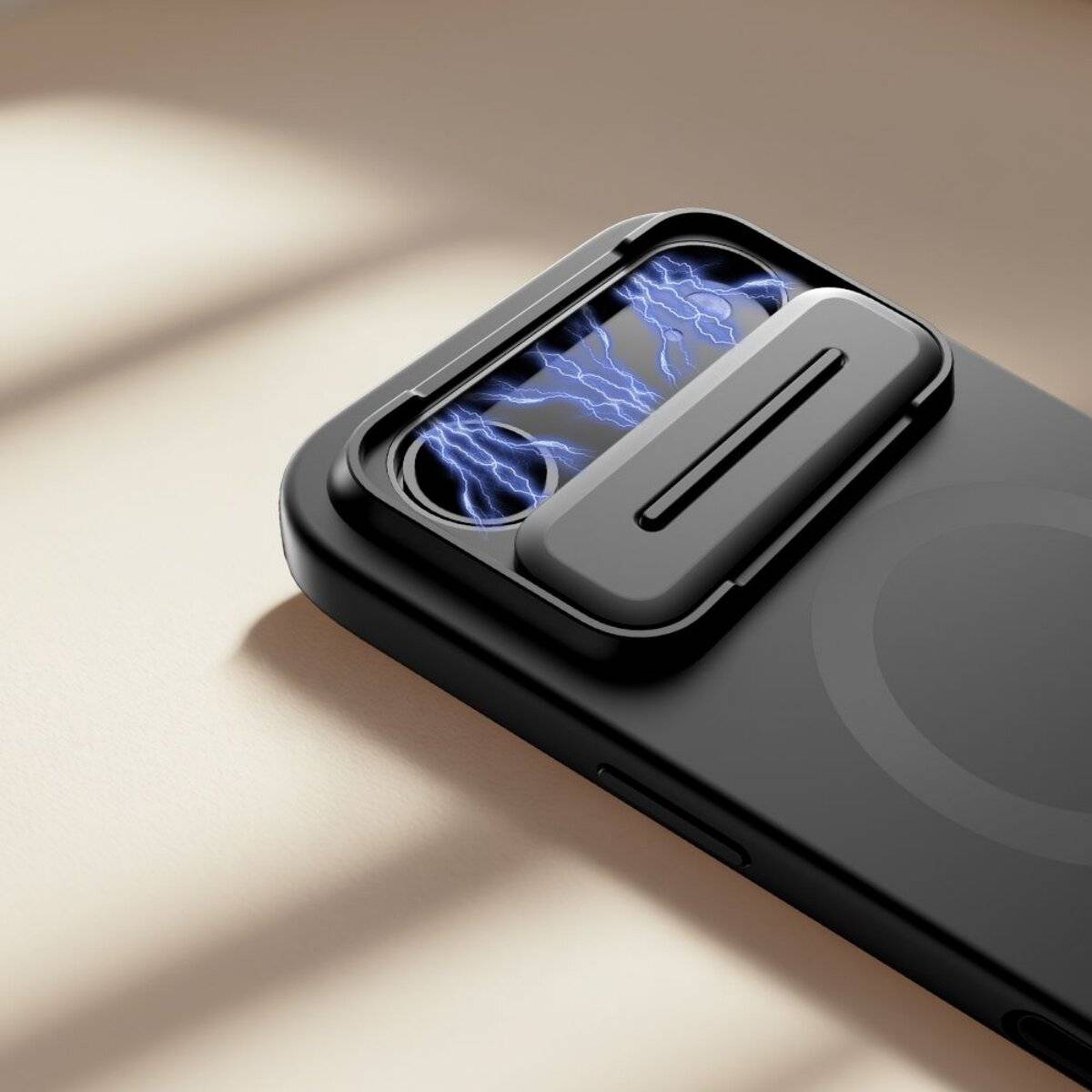 Smartphone mit innovativem Kameradesign, versehen mit einer Abdeckung und einem elektrenenartigen Muster, der auf einer hellen Oberfläche liegt.